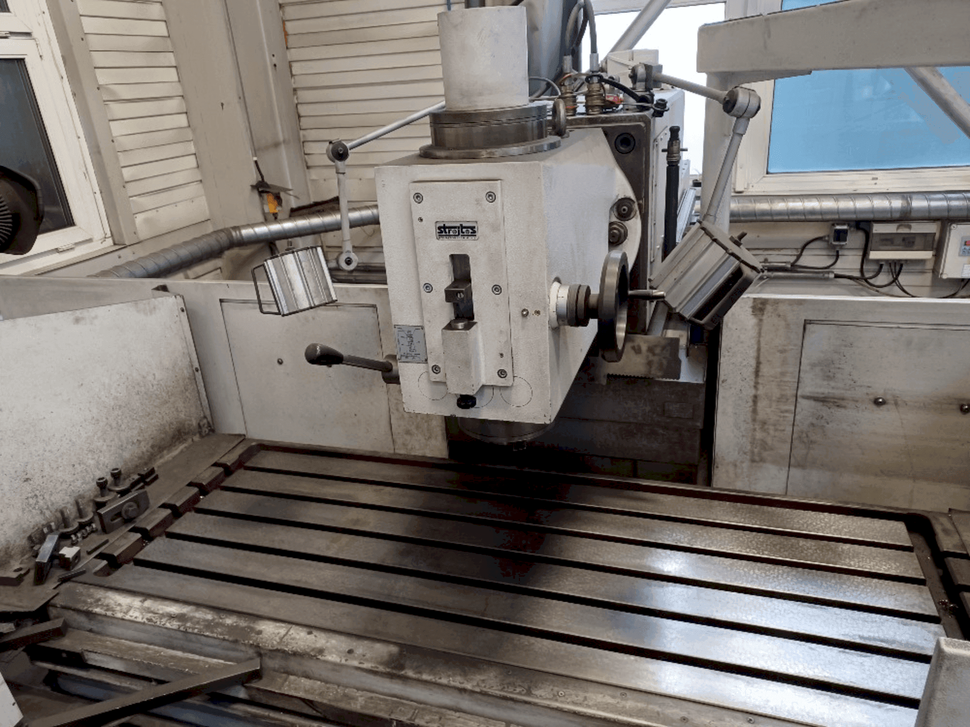Salle de travail de la machine Strojtos FGS 63 NCP