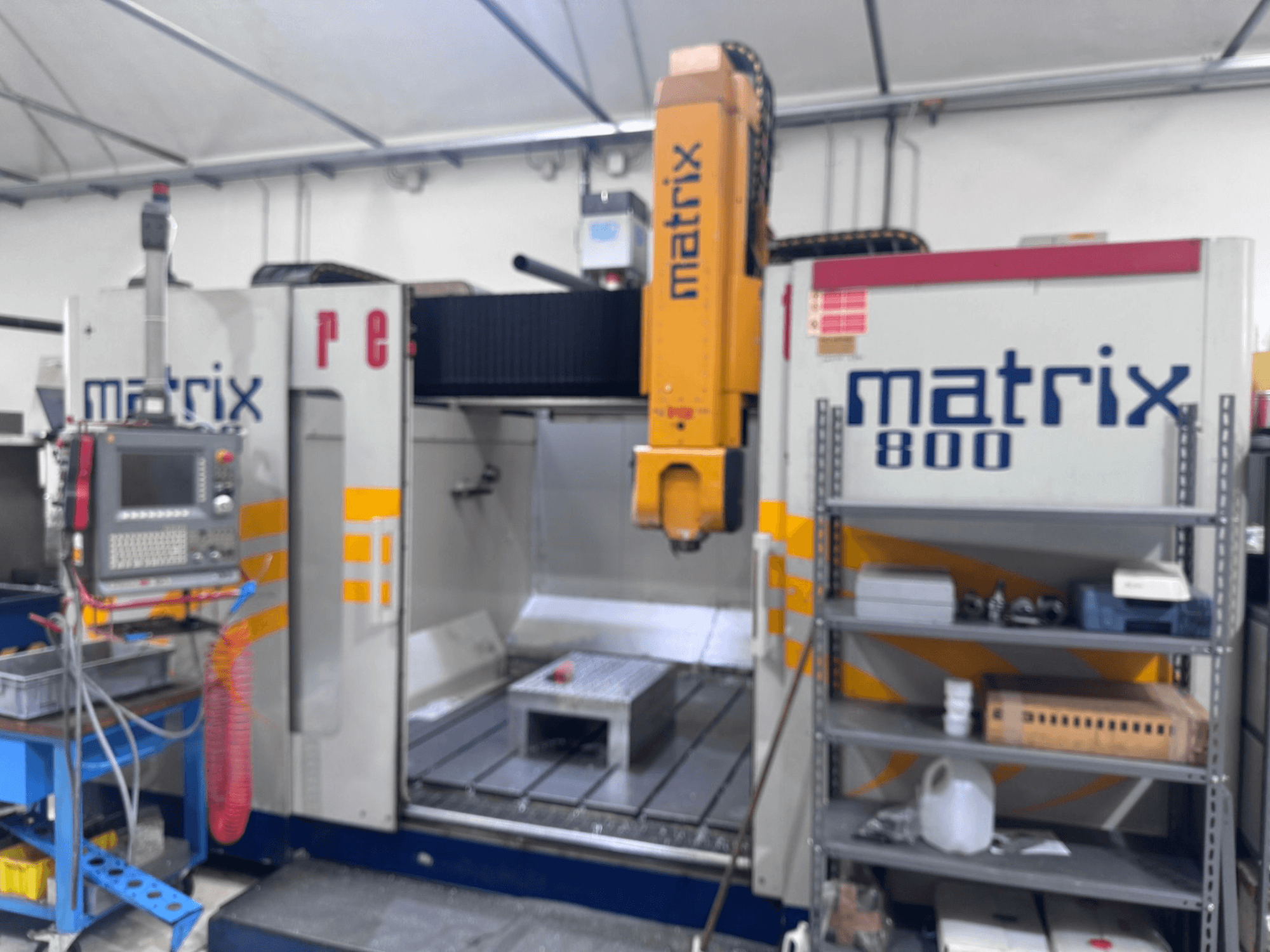Machine CNC Matrix 800 vue d'un atelier, avec panneau de commande, outils et table de travail avec divers objets.