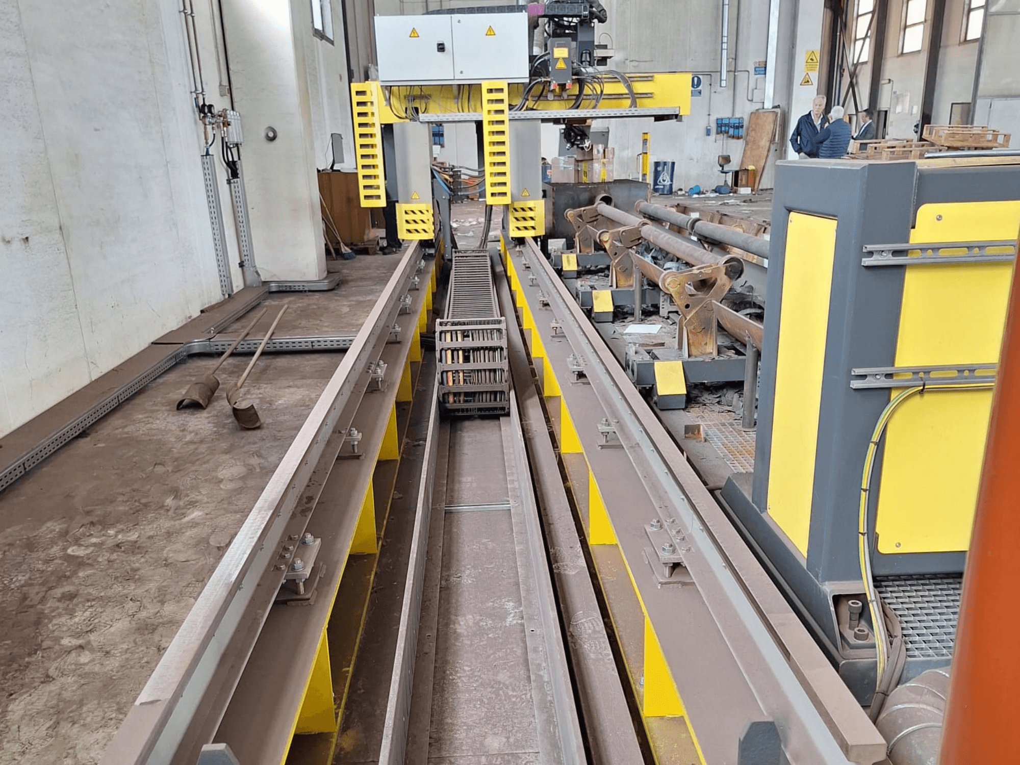 Machine de coupe de tubes ESAB SUPRAREX 3100 SXE HD 1000 vue de l'avant, présentant les chenilles, la tête de coupe et les dispositifs de sécurité jaunes.