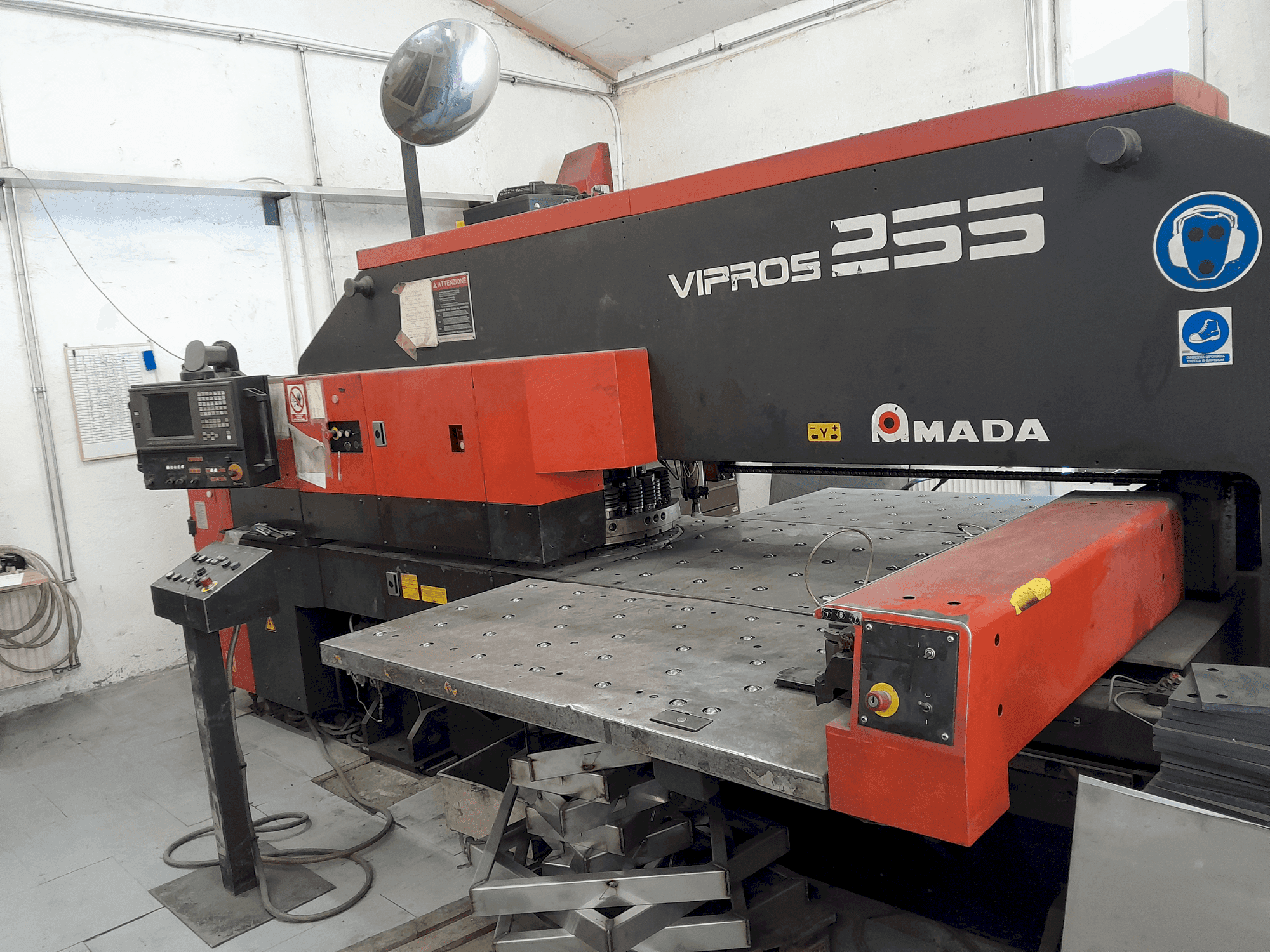 Vue de face de la machine AMADA Vipros 255