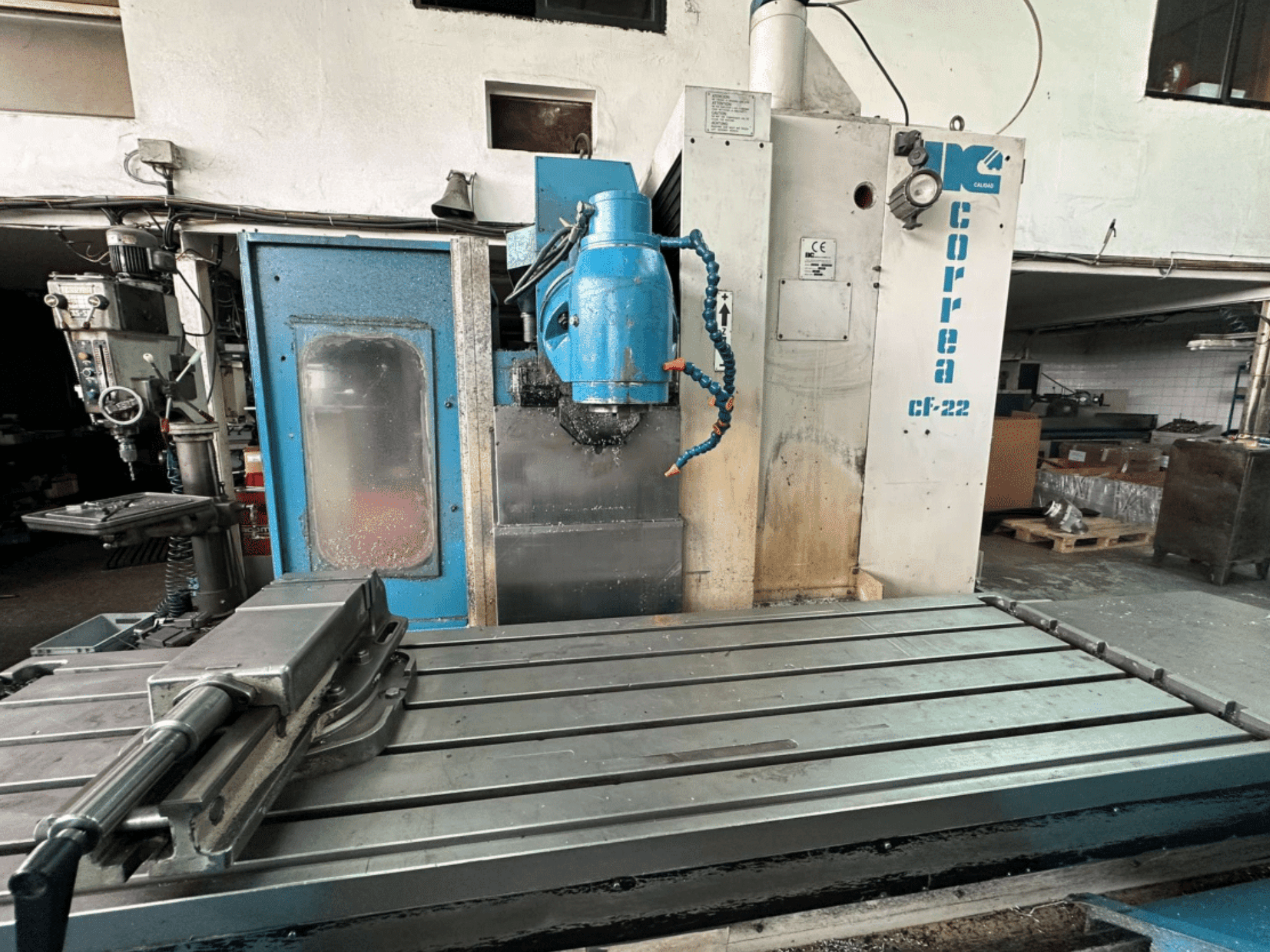 Fraiseuse Correa CF-22 présentée de face, au design bleu et argent, avec table coulissante et tête de coupe.