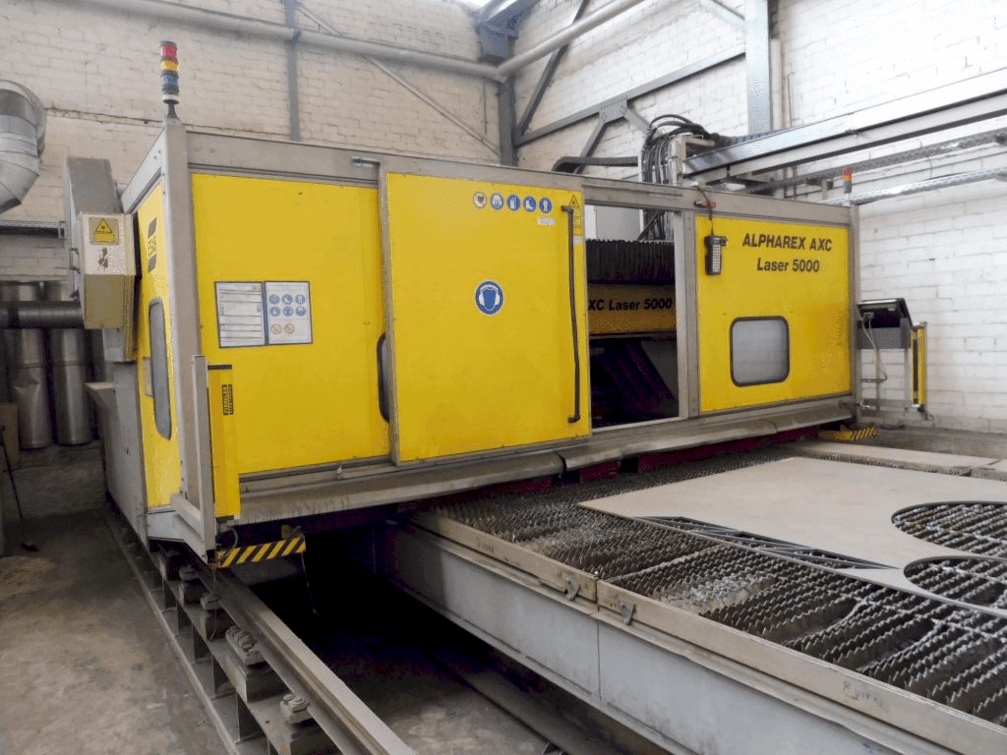 Vue de face de la machine ALPHAREX AXC Laser 500