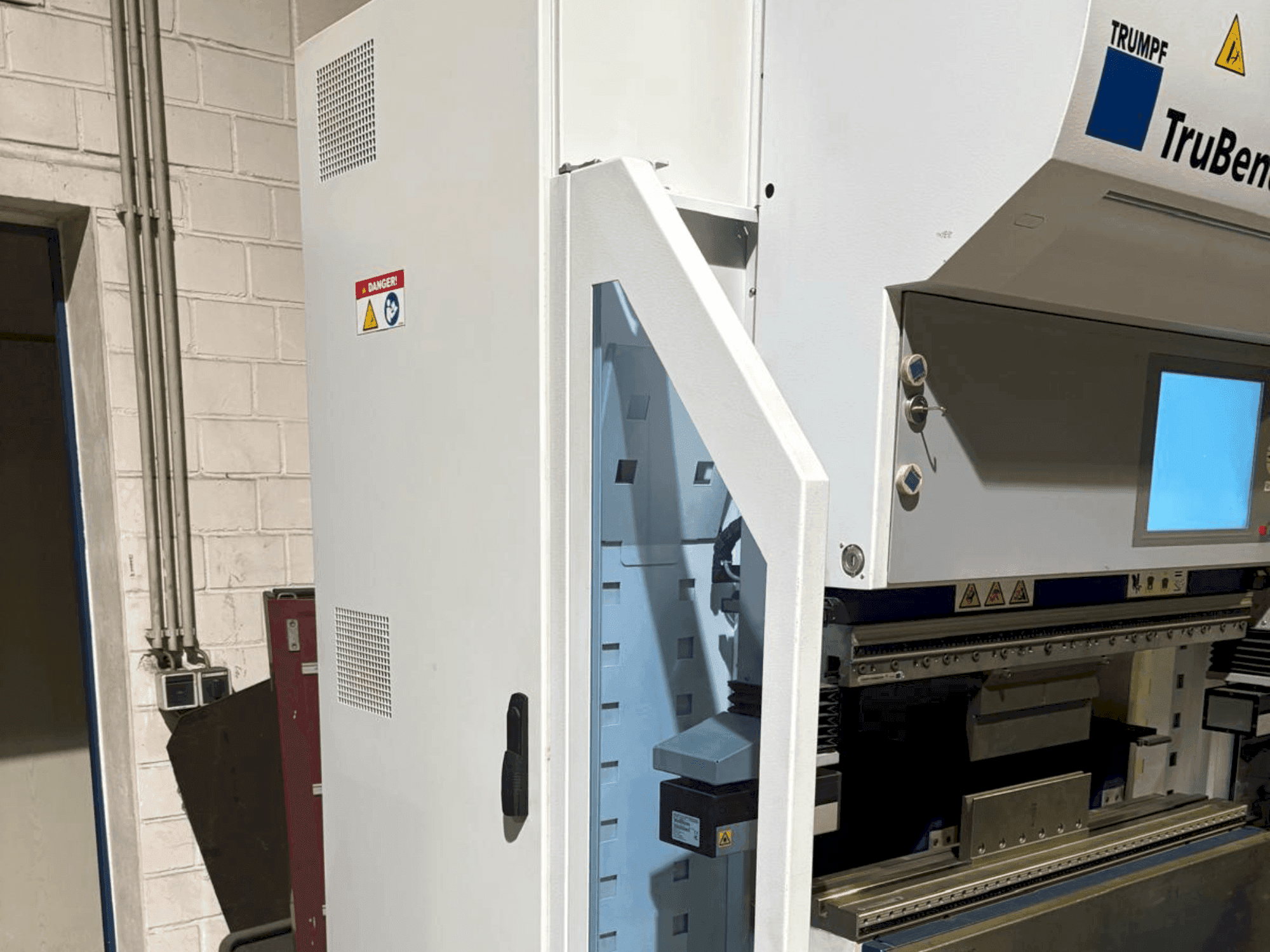 Vue de face de la machine TRUMPF TruBend 7036