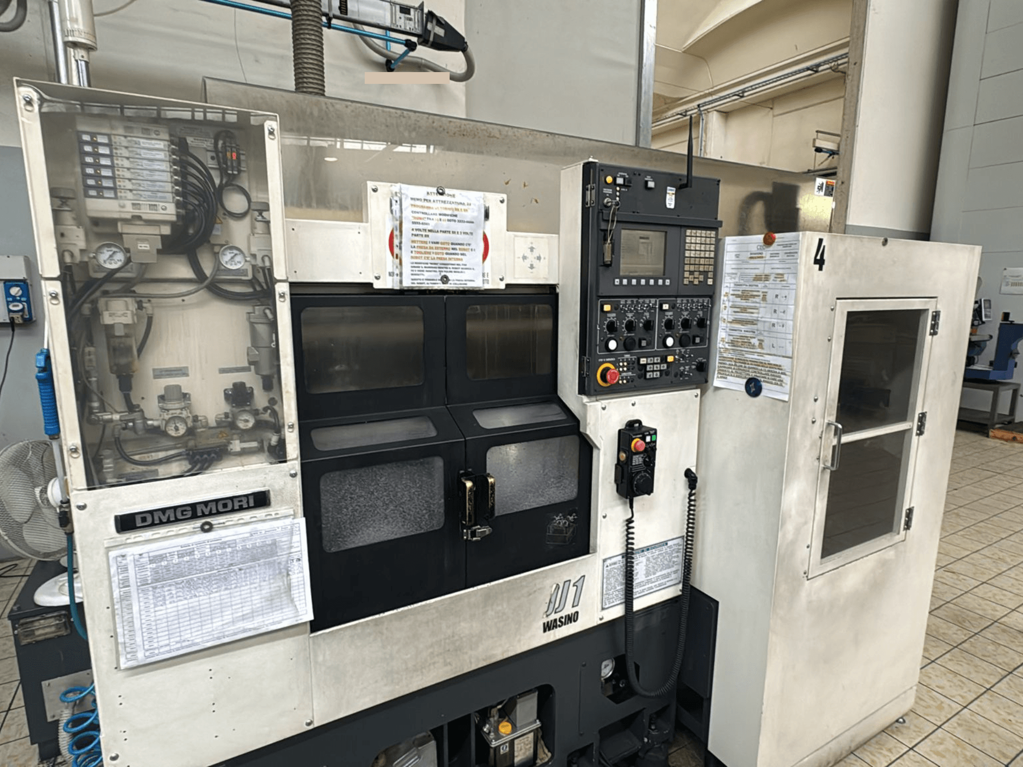 Machine CNC DMG Mori JD1, vue de face, avec panneau de commande et détails d'opération affichés, en milieu industriel.