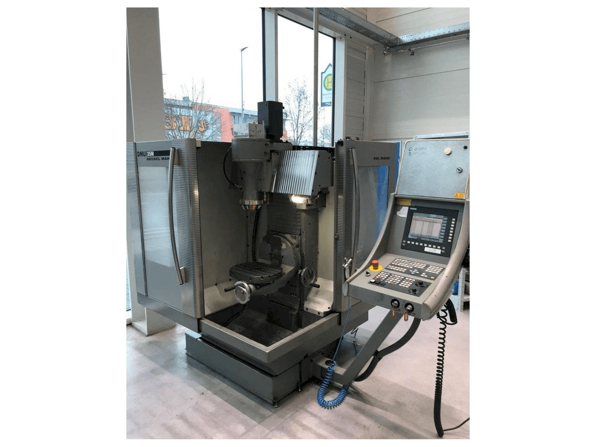 Vue de face de la machine DECKEL MAHO DMU 35 M