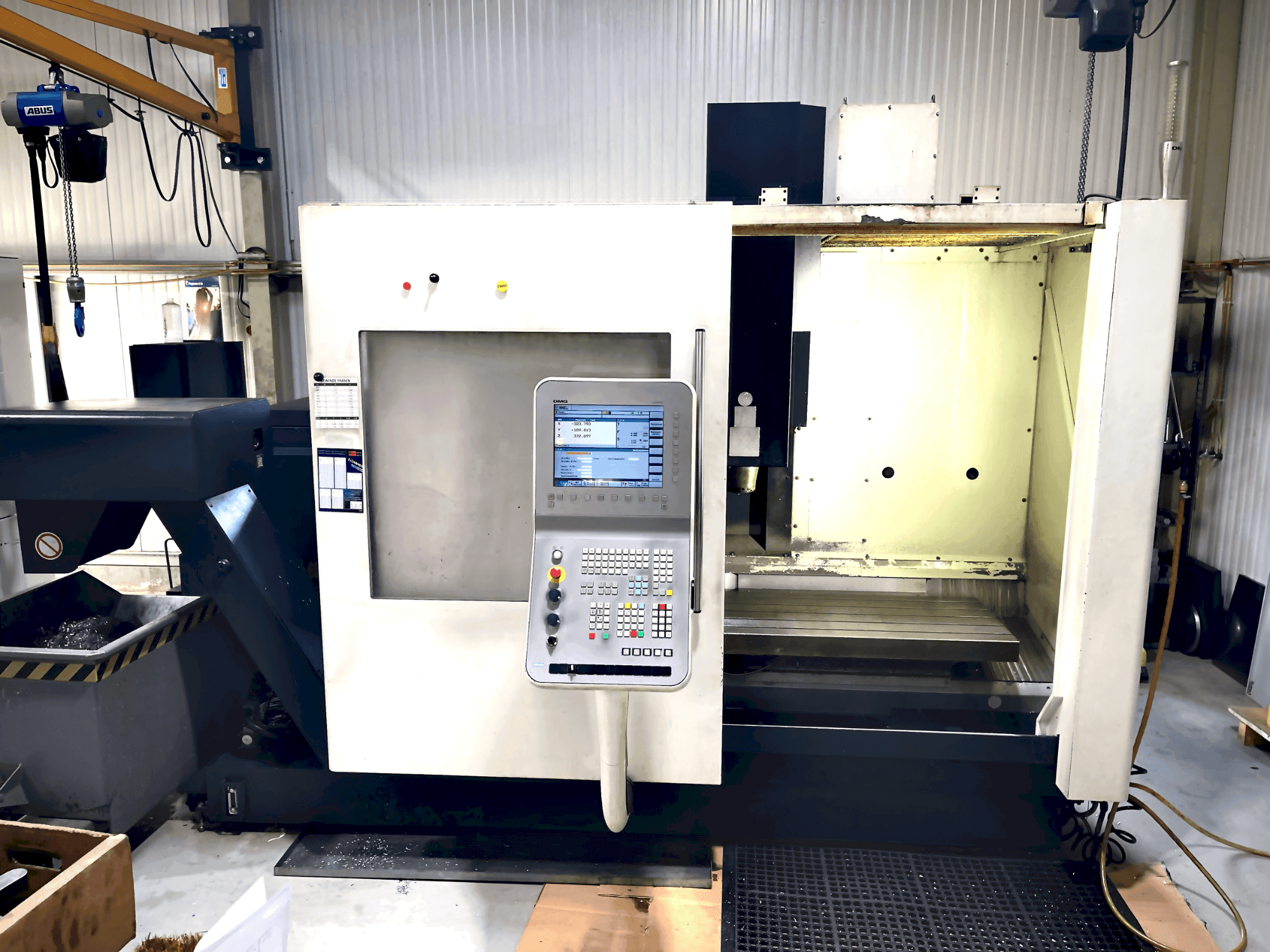 Vue de face de la machine DMG MORI DMC 1035 v eco