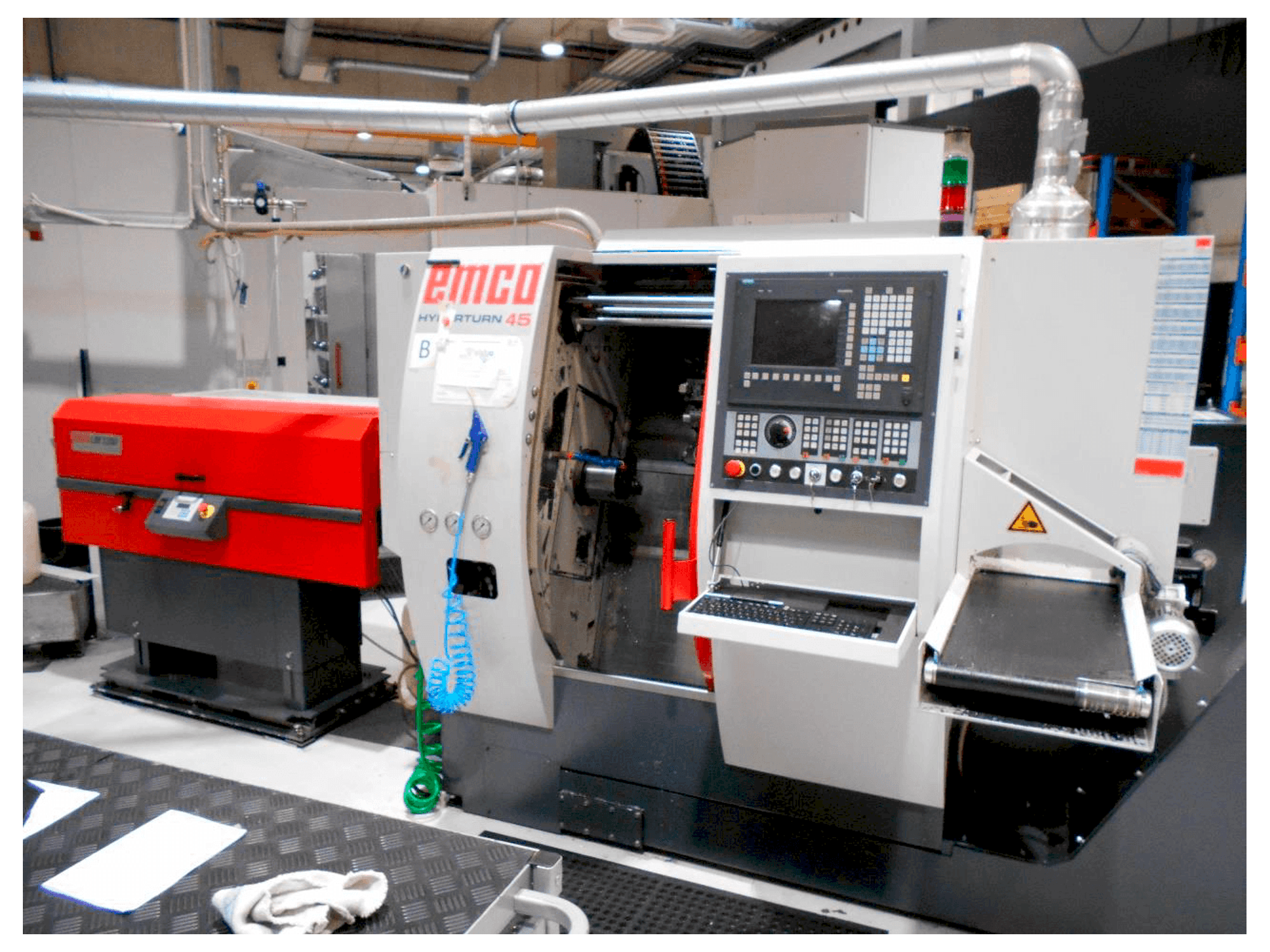 Vue de face de la machine EMCO Hyperturn 45