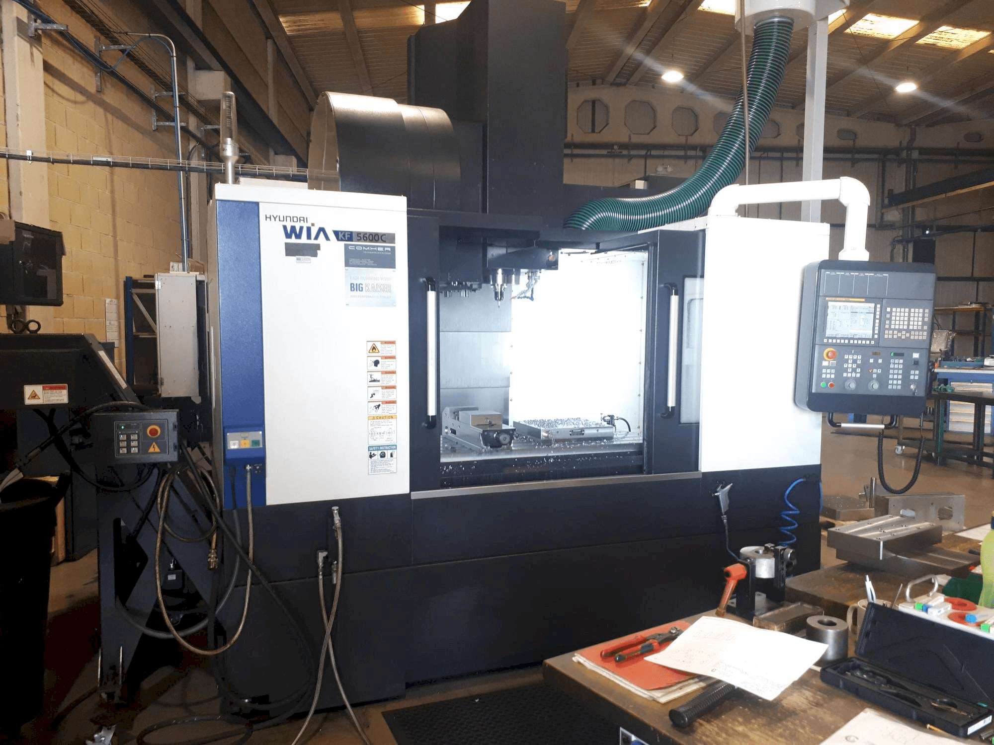 Vue de face de la machine Hyundai Wia KF 5600C
