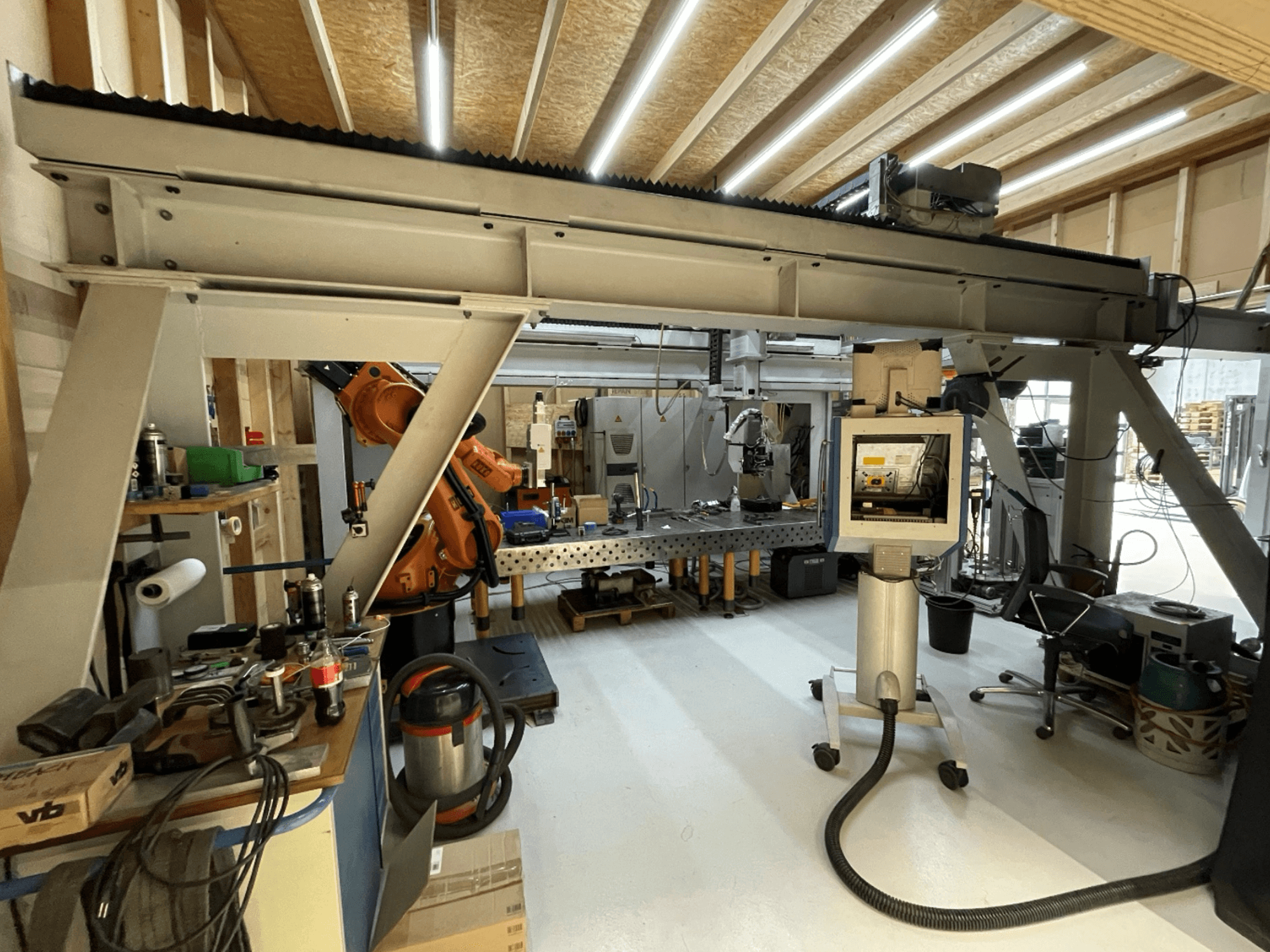 Machine-outil Stiefelmayer Laserhärtenanlage, vue de face, présentant le bras robotique et le panneau de commande dans un atelier.