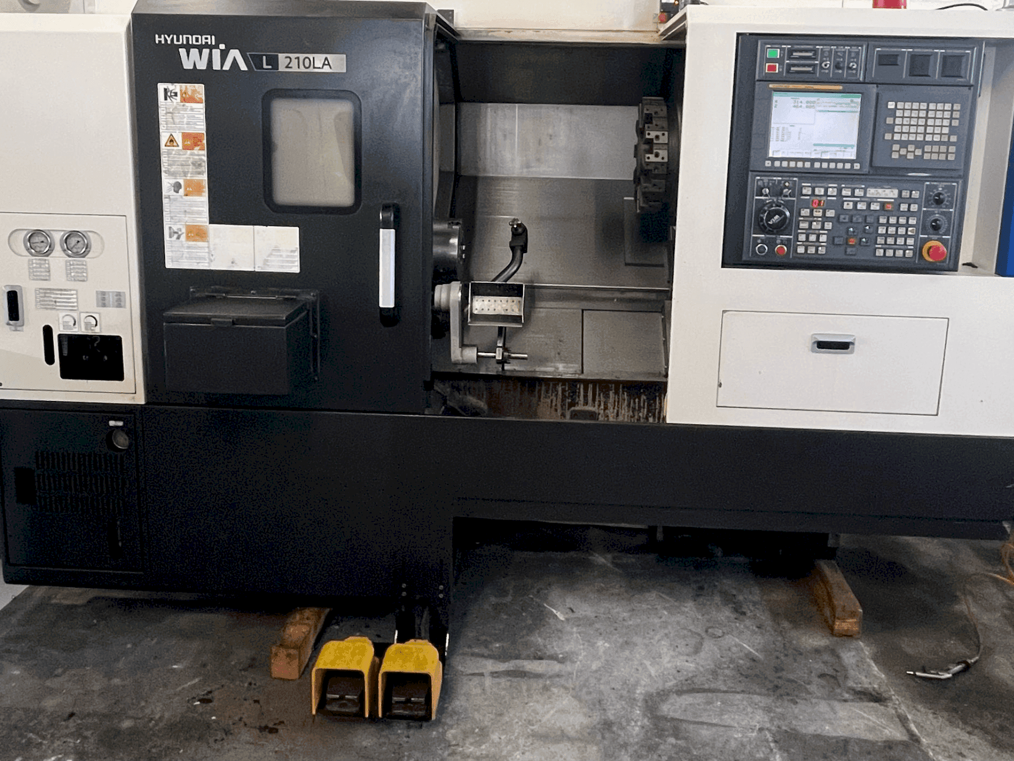 Vue de face de la machine HYUNDAI KIA L 210LA