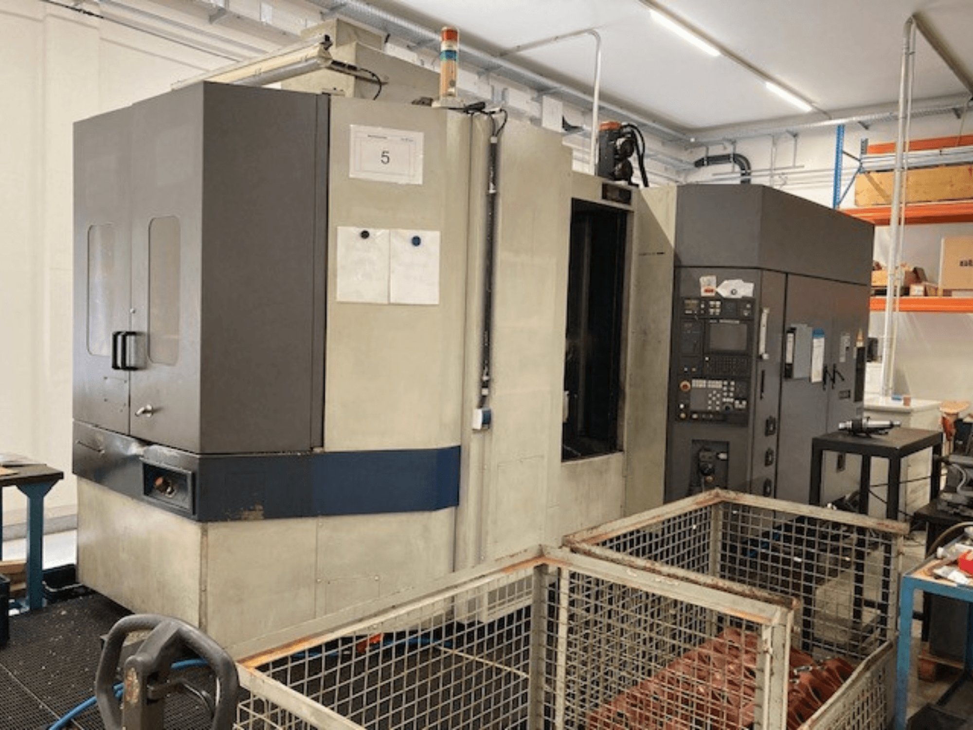 Centre d'usinage horizontal MORI SEIKI SH633, vue de face, présentant le panneau de commande et les caractéristiques de sécurité.