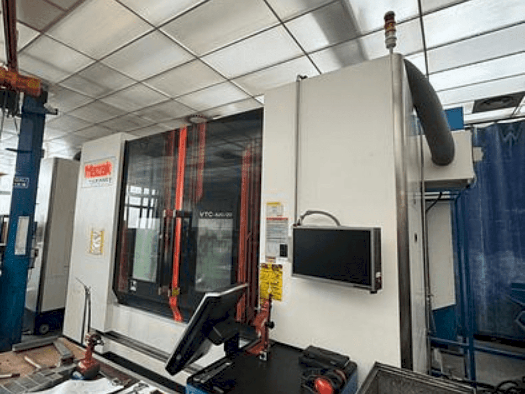 Vue de face de la machine Mazak VTC 820/20