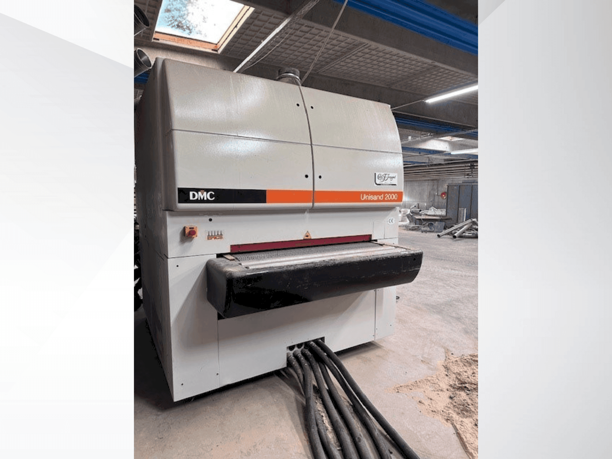 Vue de face de la machine DMC US 2000 M4