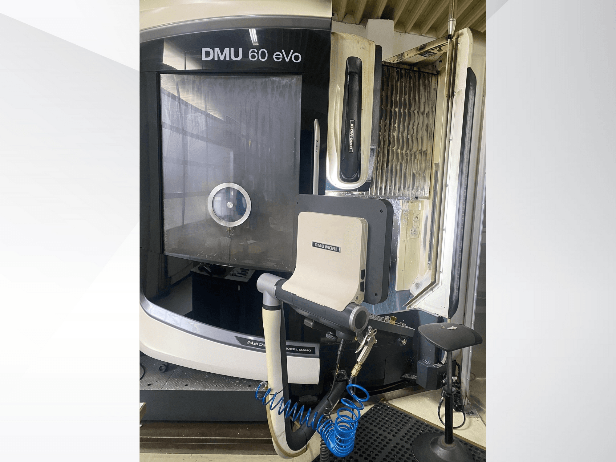 Fraiseuse CNC DMU 60 eVo, vue de face, montrant le panneau de commande et les outils, idéale pour l'usinage de précision.