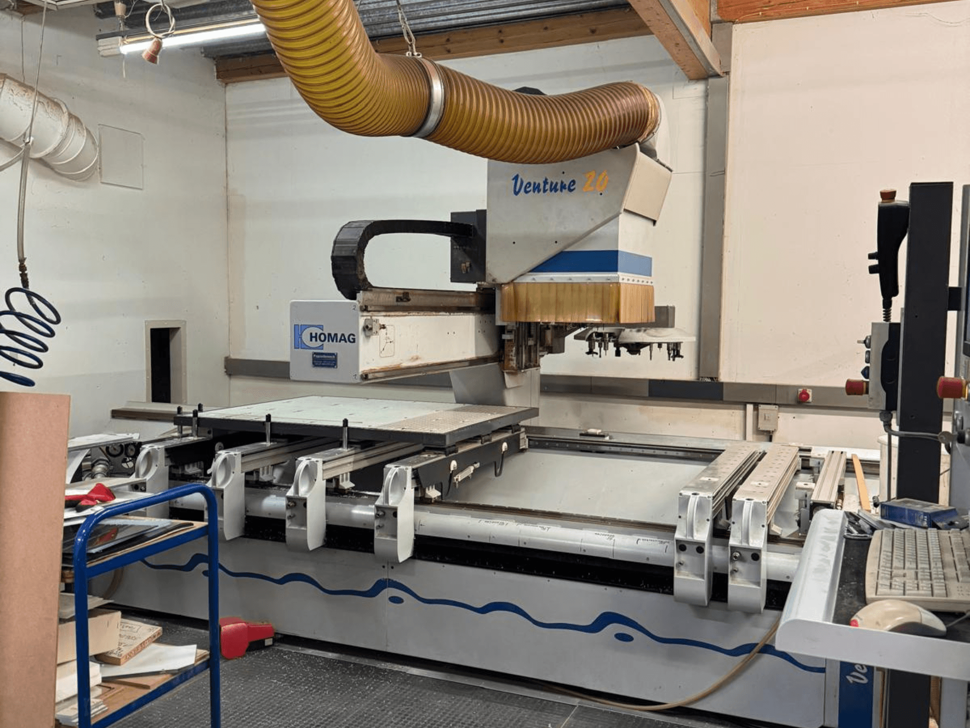 Machine CNC HOMAG Venture 20, vue de face, avec une grande table de découpe, un système d'aspiration et un panneau de commande.