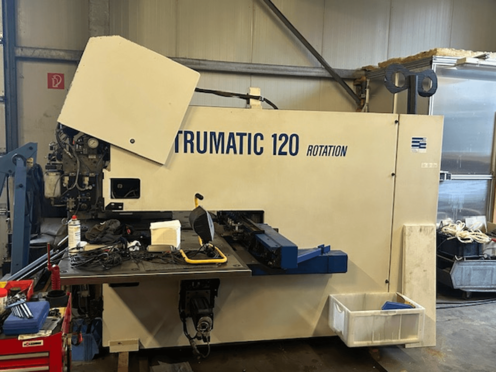 Poinçonneuse TRUMPF Trumatic 120R CNC dans un atelier, vue de face montrant le panneau de commande et les outils sur la table.
