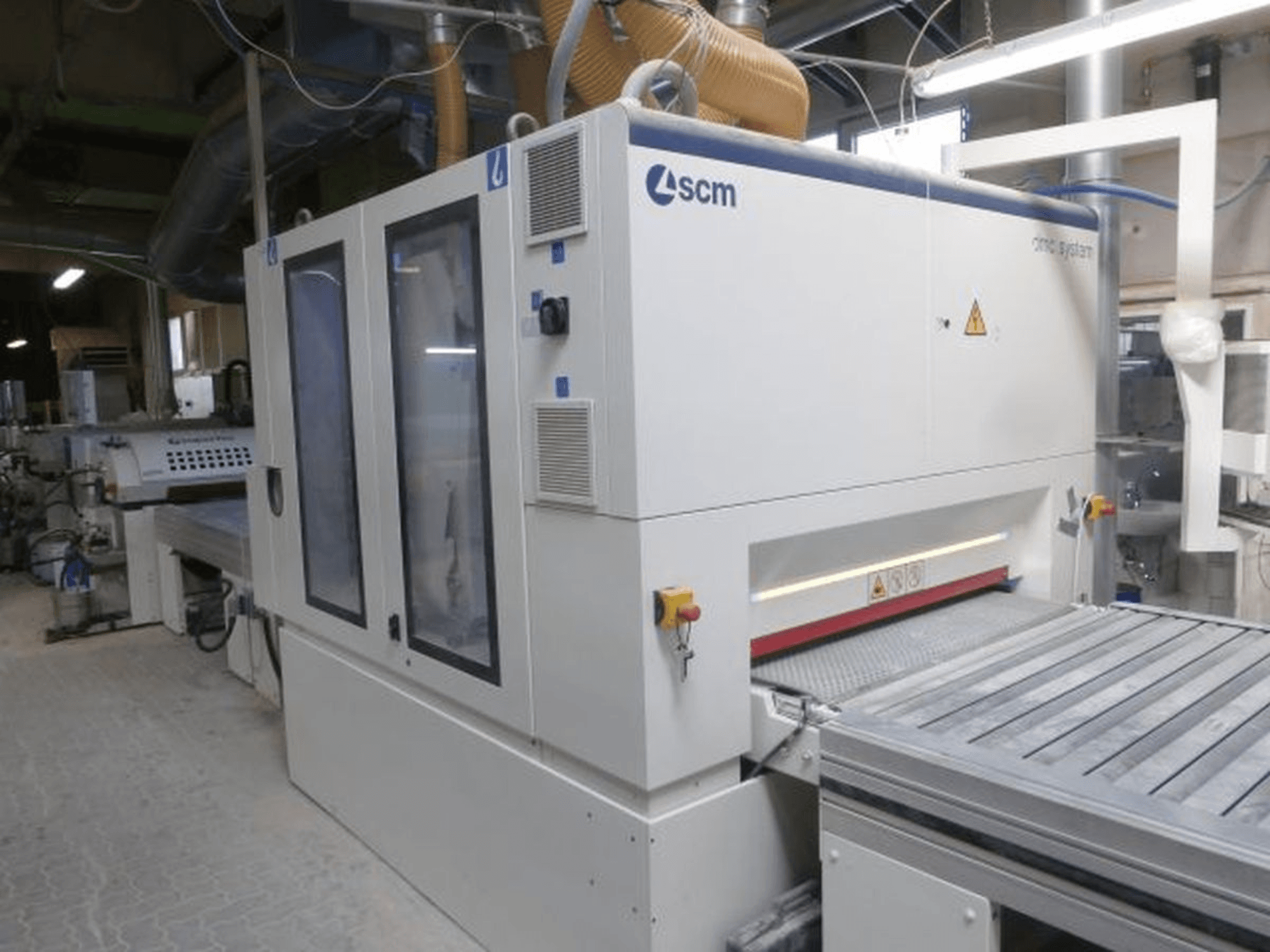 Alt text : Vue frontale d'une machine à bois SUPERFICI Valiorta F1 B avec portes transparentes et panneau de commande visible.