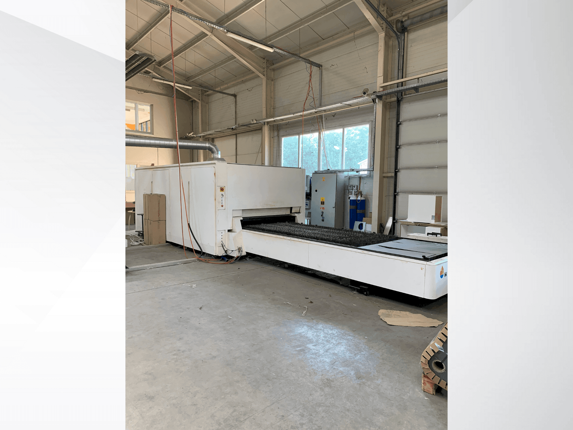 Vue de face de la machine Bodor P3015