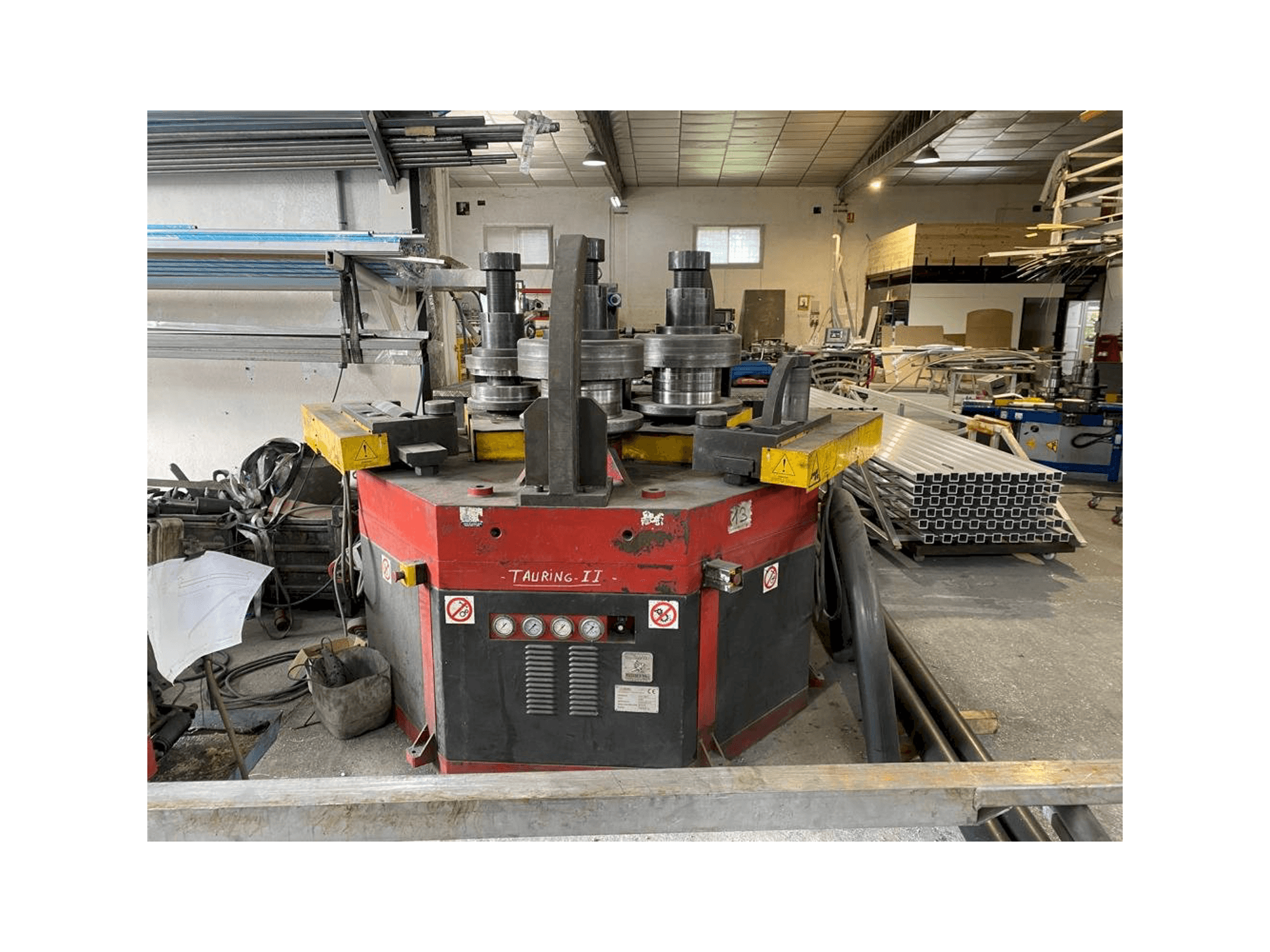 Vue de face de la machine Tauring Alfa 200