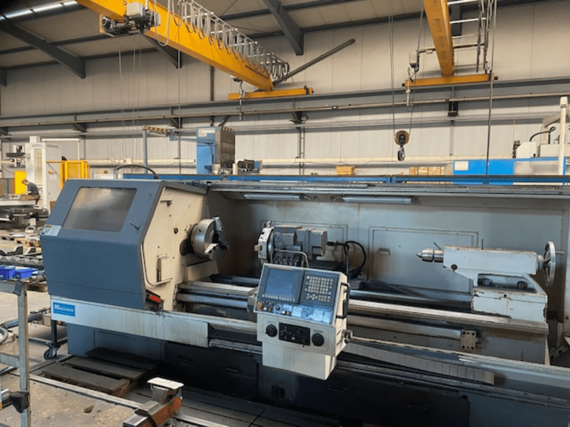 Tour de précision Wabeco, vue de face avec panneau de commande, montrant la broche et l'outillage dans une usine.