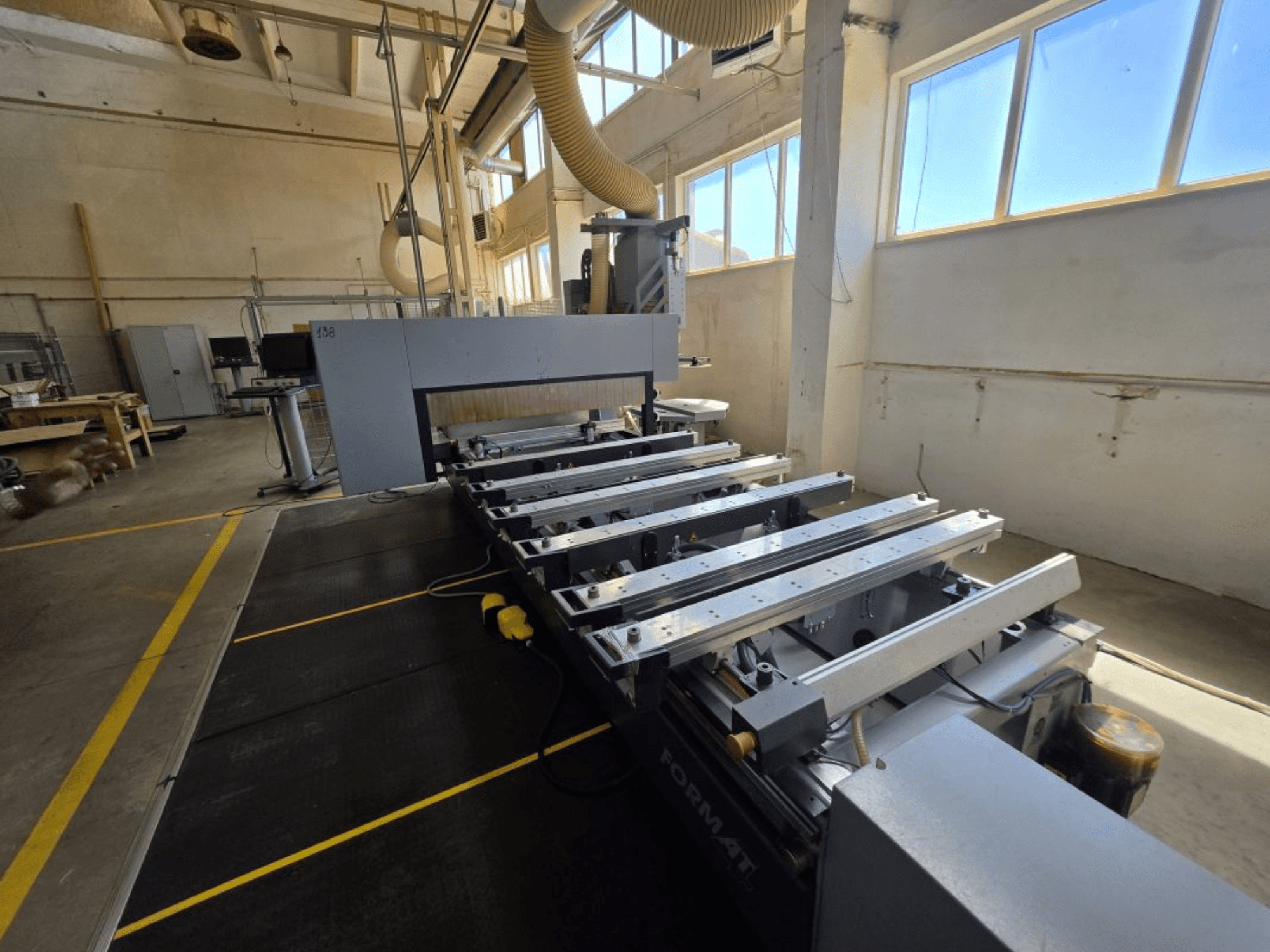Centre d'usinage CNC FORMAT4 Profit H350 1630 présenté en vue latérale, mettant en évidence son rail de guidage linéaire et son interface de commande.