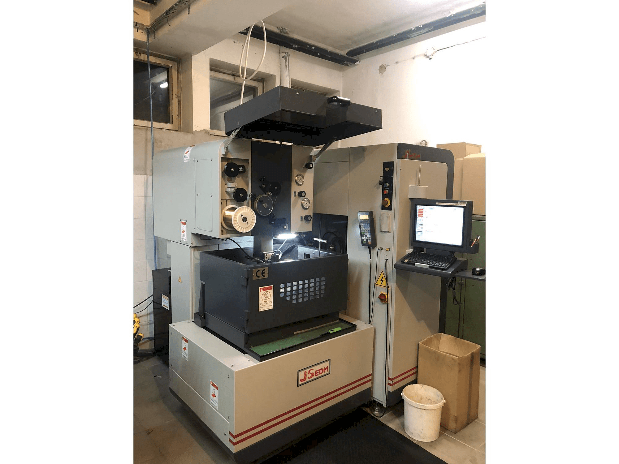 Vue de face de la machine JS EDM Wi-200s