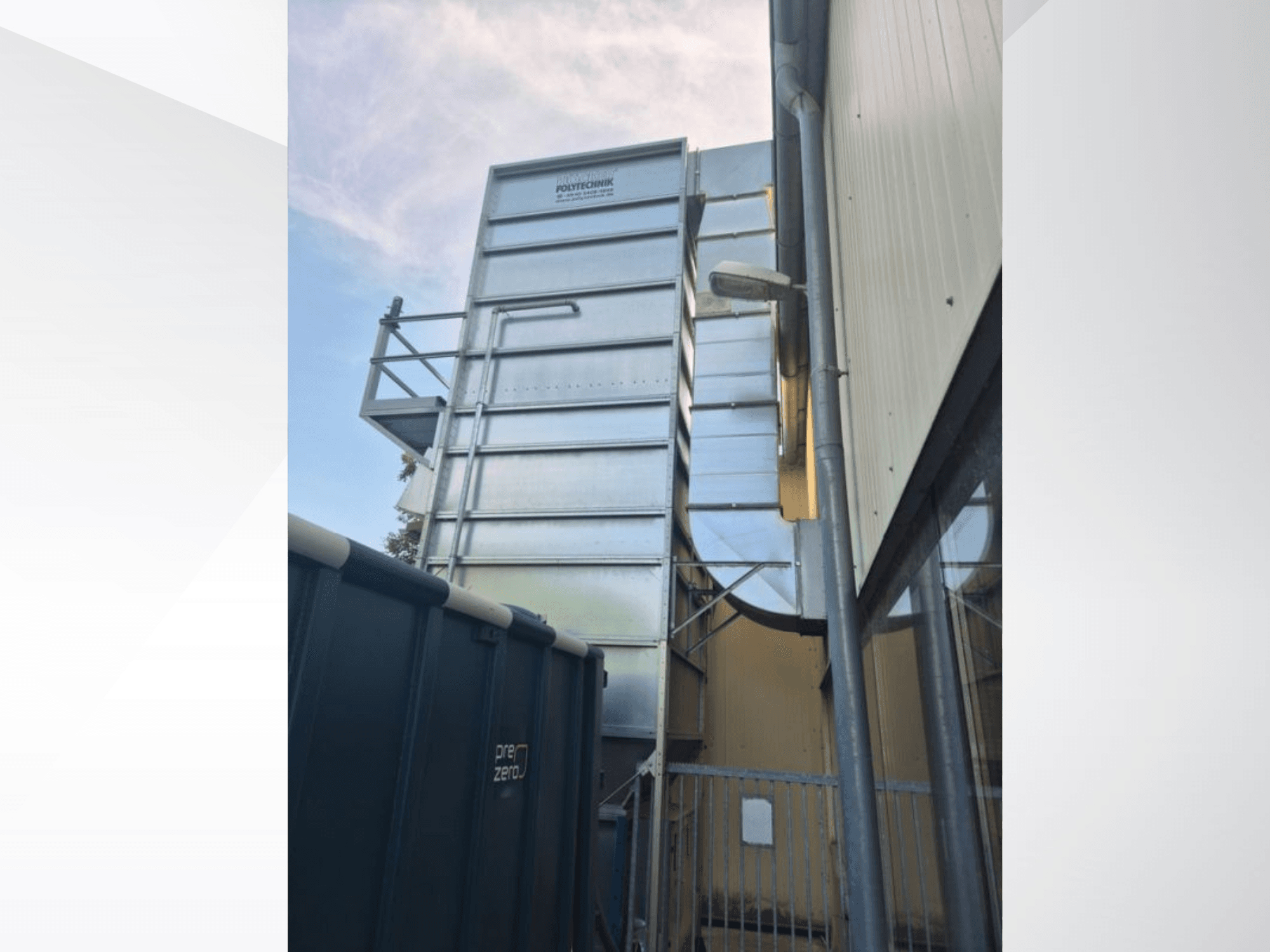 Polytechnick MultiStar JP5 BrikStar c-3 18 de HOCKER, vue latérale montrant la structure métallique et les gaines sur fond de ciel.