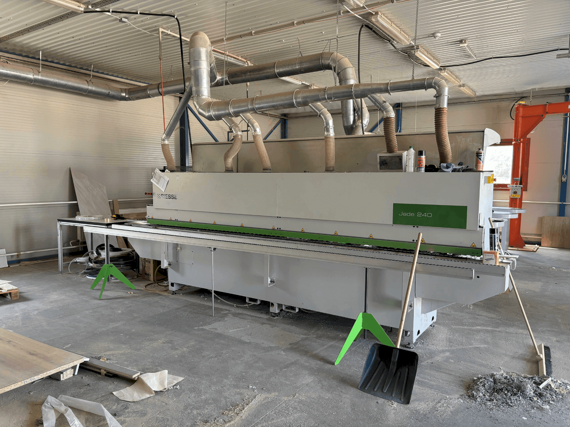 Vue de face de la machine BIESSE Jade 240