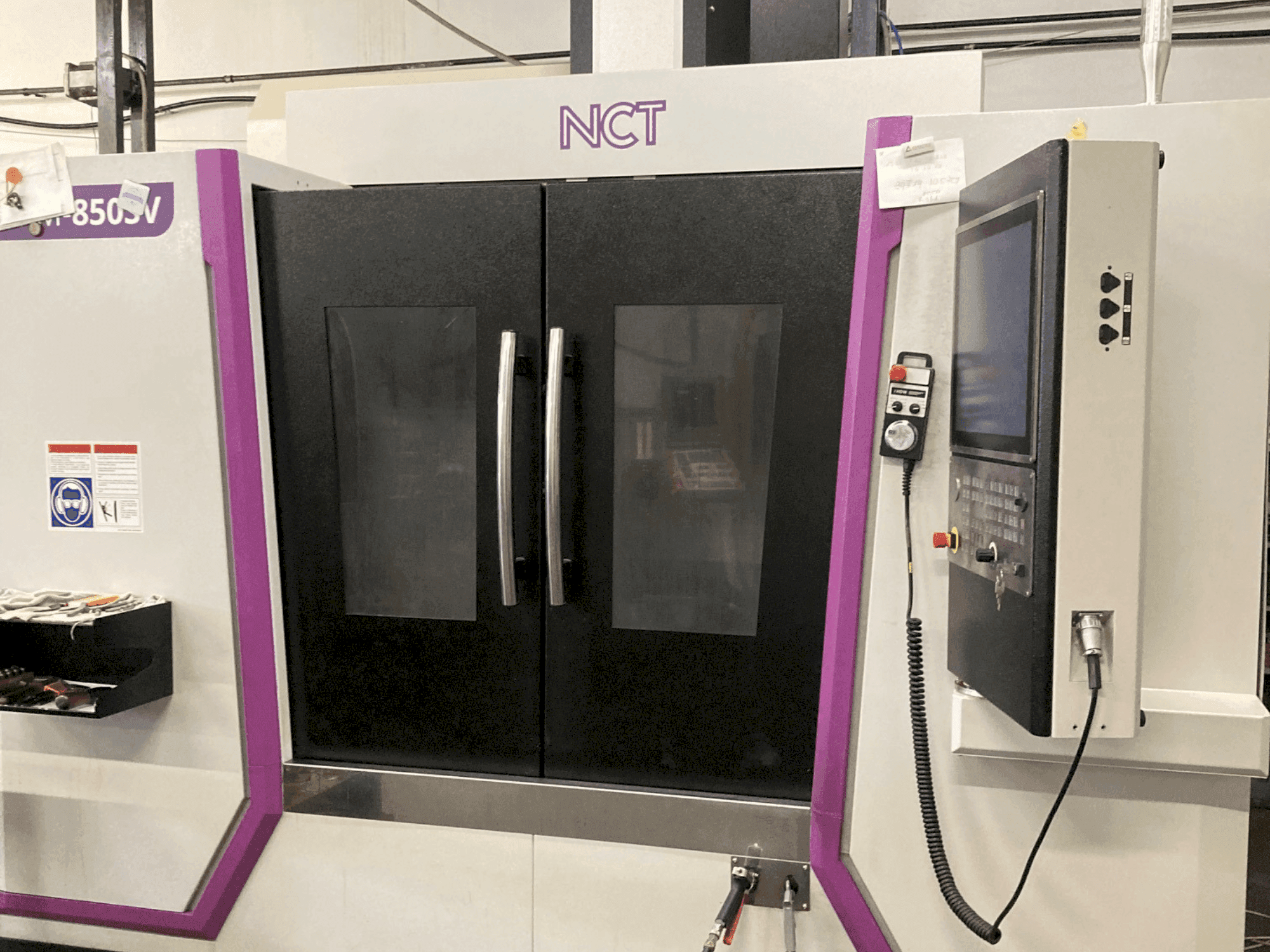 Vue de face de la machine NCT MM-850SV