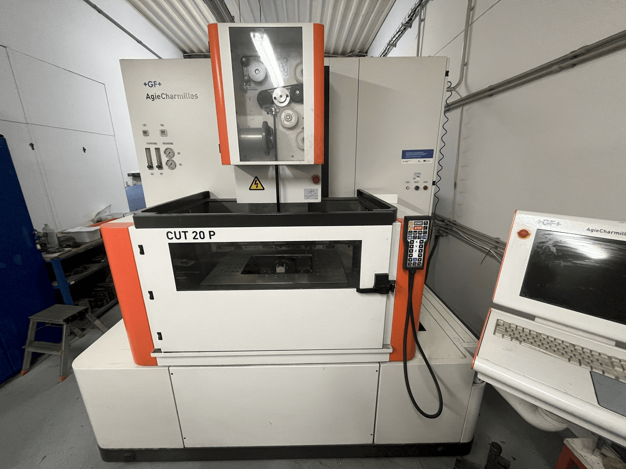 Vue de face de la machine AgieCharmilles CUT 20 P