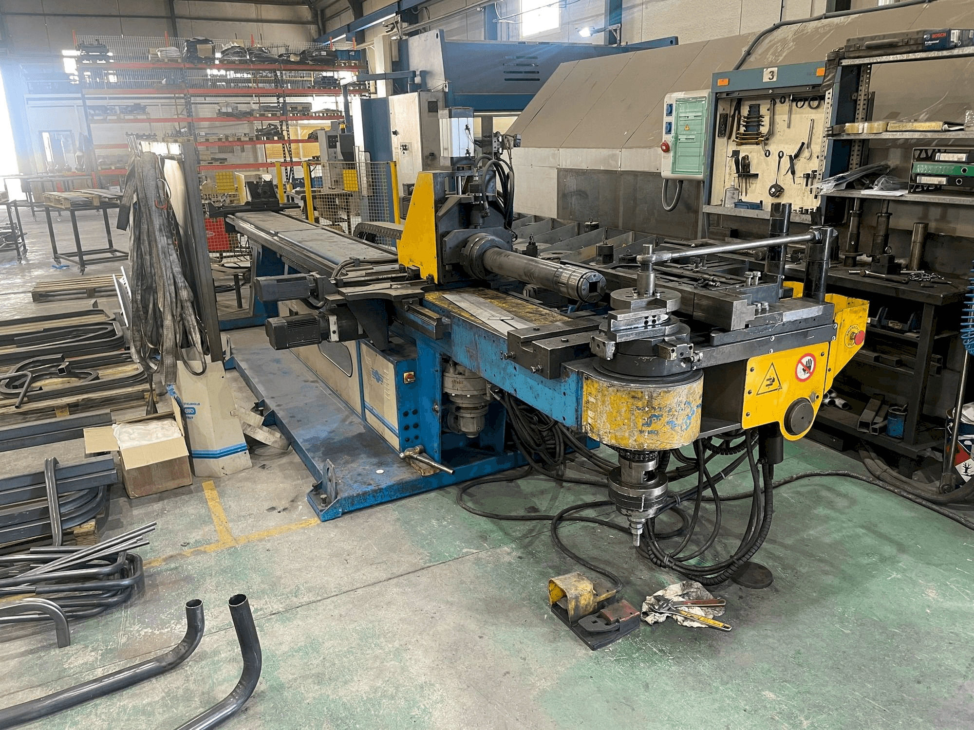 Vue de face de la machine STAR-BEND STAR 800 CN6/GEN/L