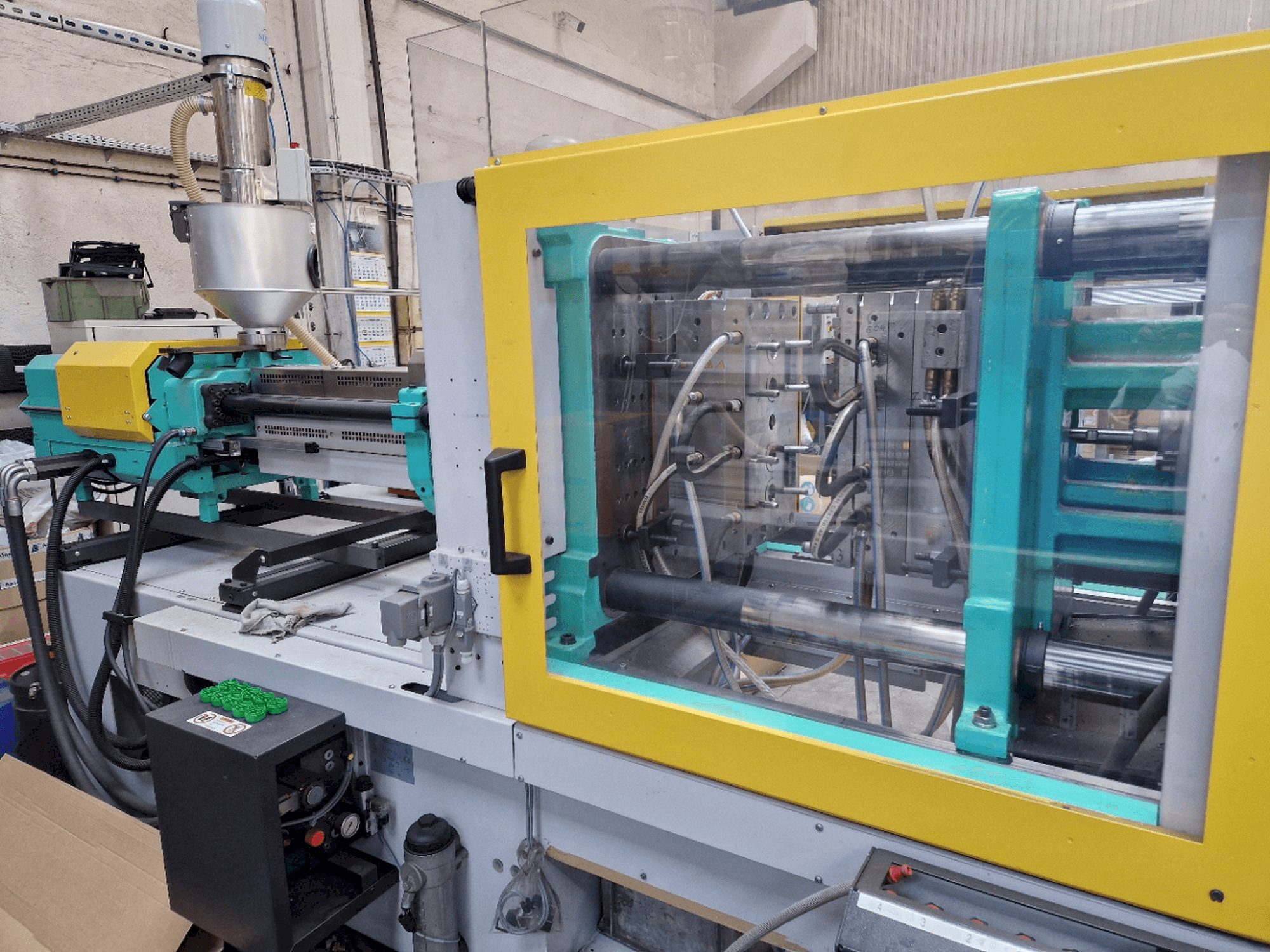 Vue de face de la machine Arburg ALLROUNDER 570 C 2000-800 GOLDEN EDITION