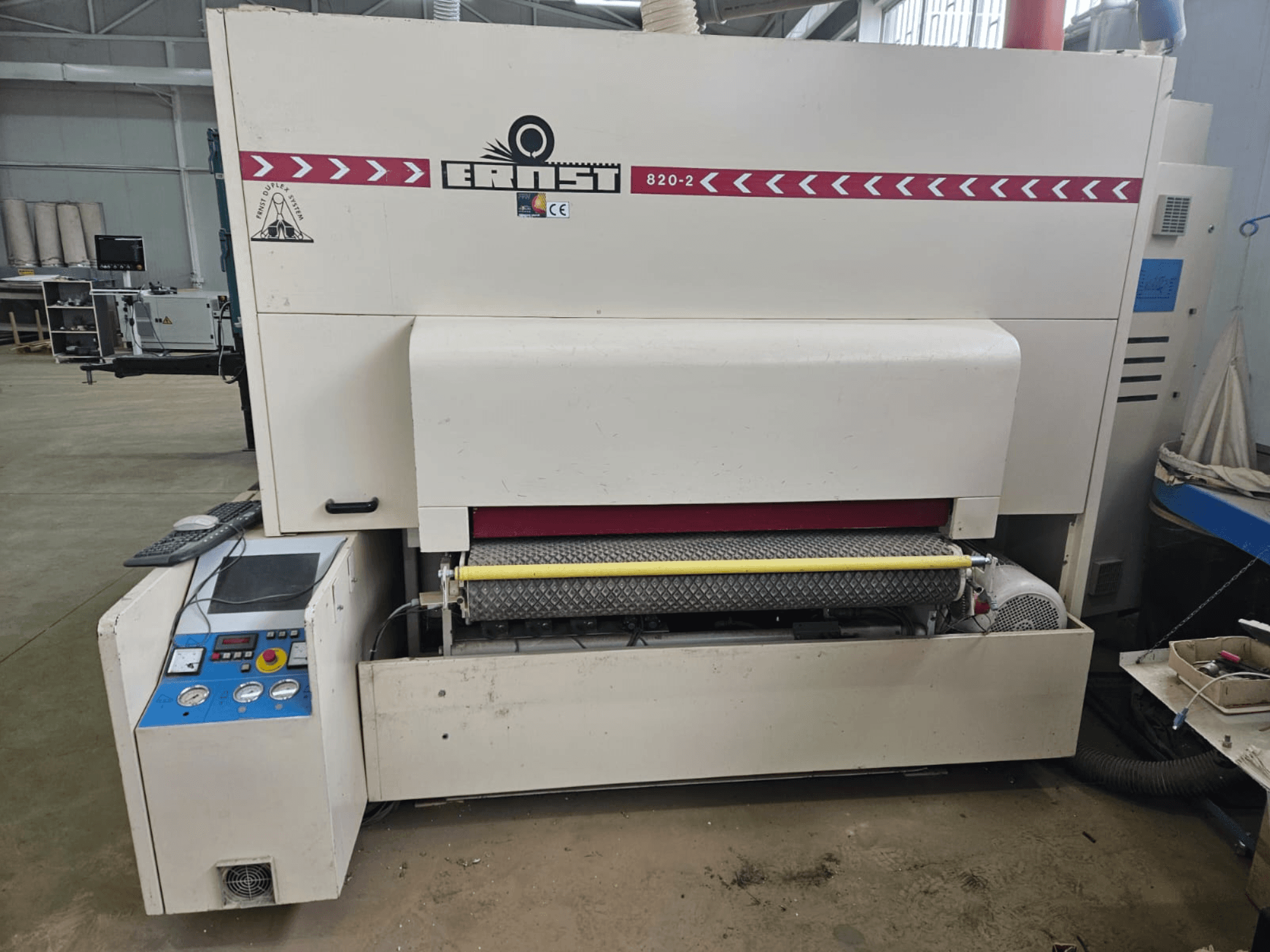 Machine à bois Ernst 820-2, vue de face, avec panneau de commande et rouleau jaune sur l'alimentation.