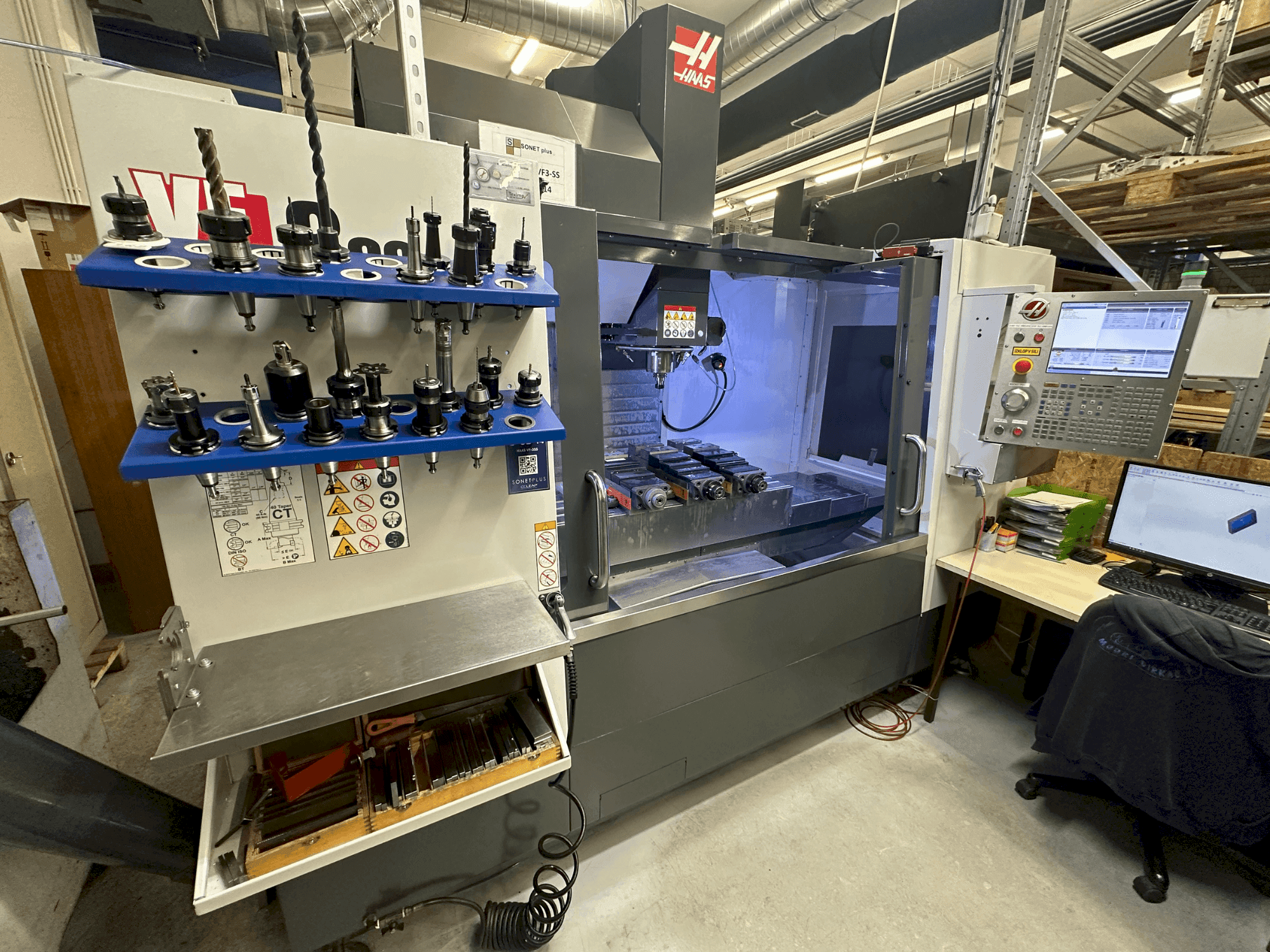 Vue de face de la machine HAAS VF-3SS