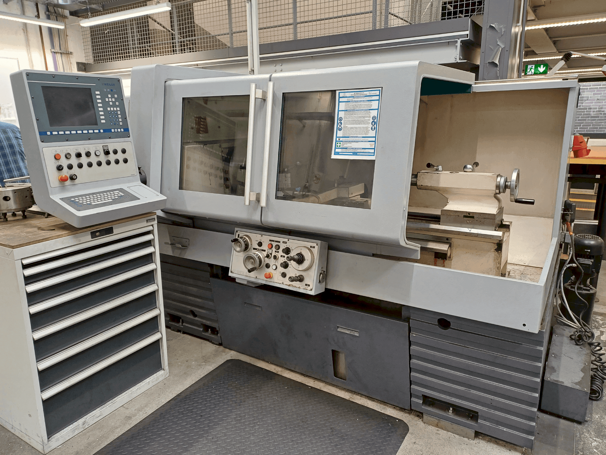 Vue de face de la machine Weiler E40