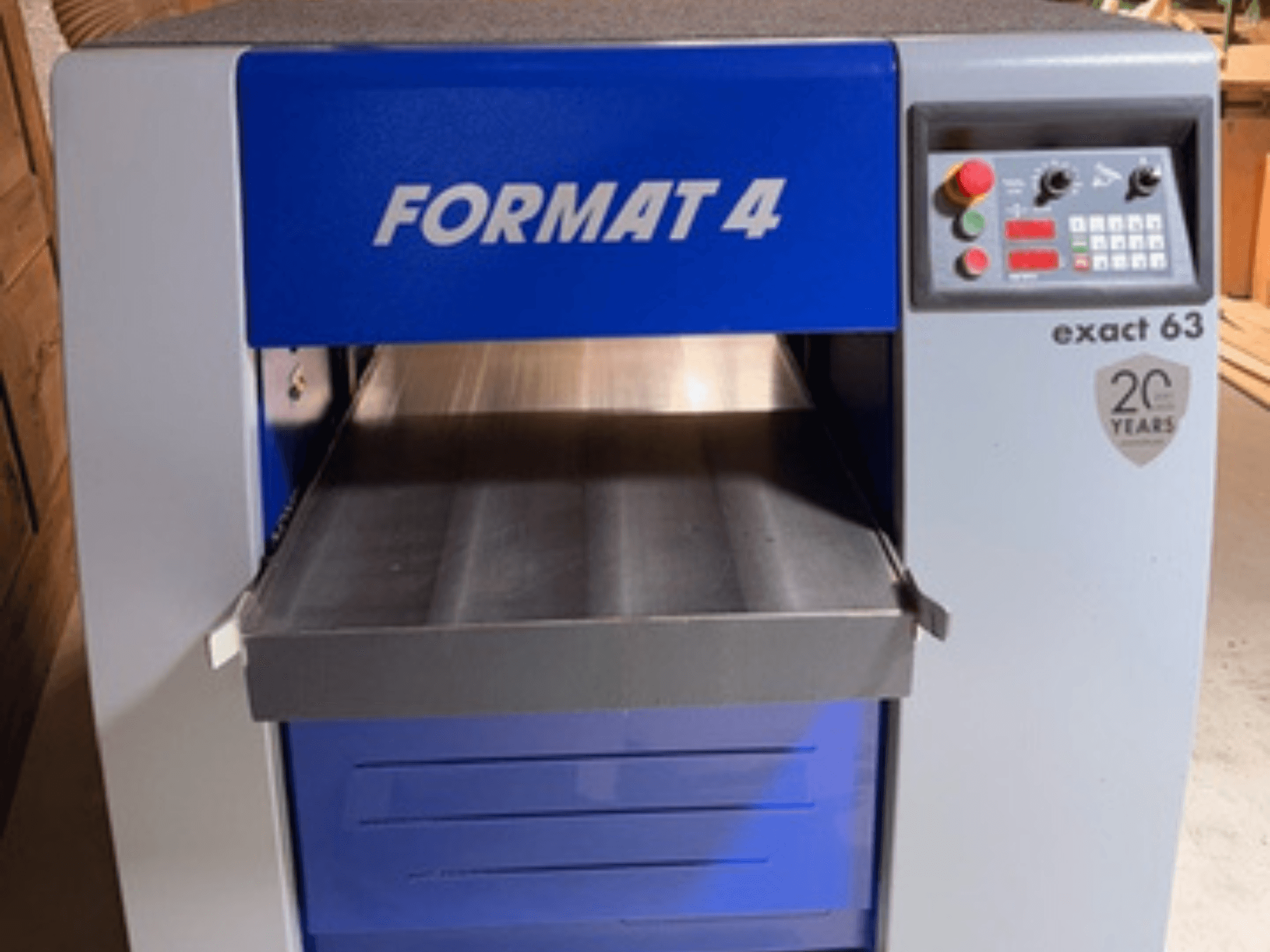 FORMAT 4 Raboteuse à bois Exact 63, vue de face, comprenant une table d'alimentation en métal et un panneau de commande avec boutons et affichages.