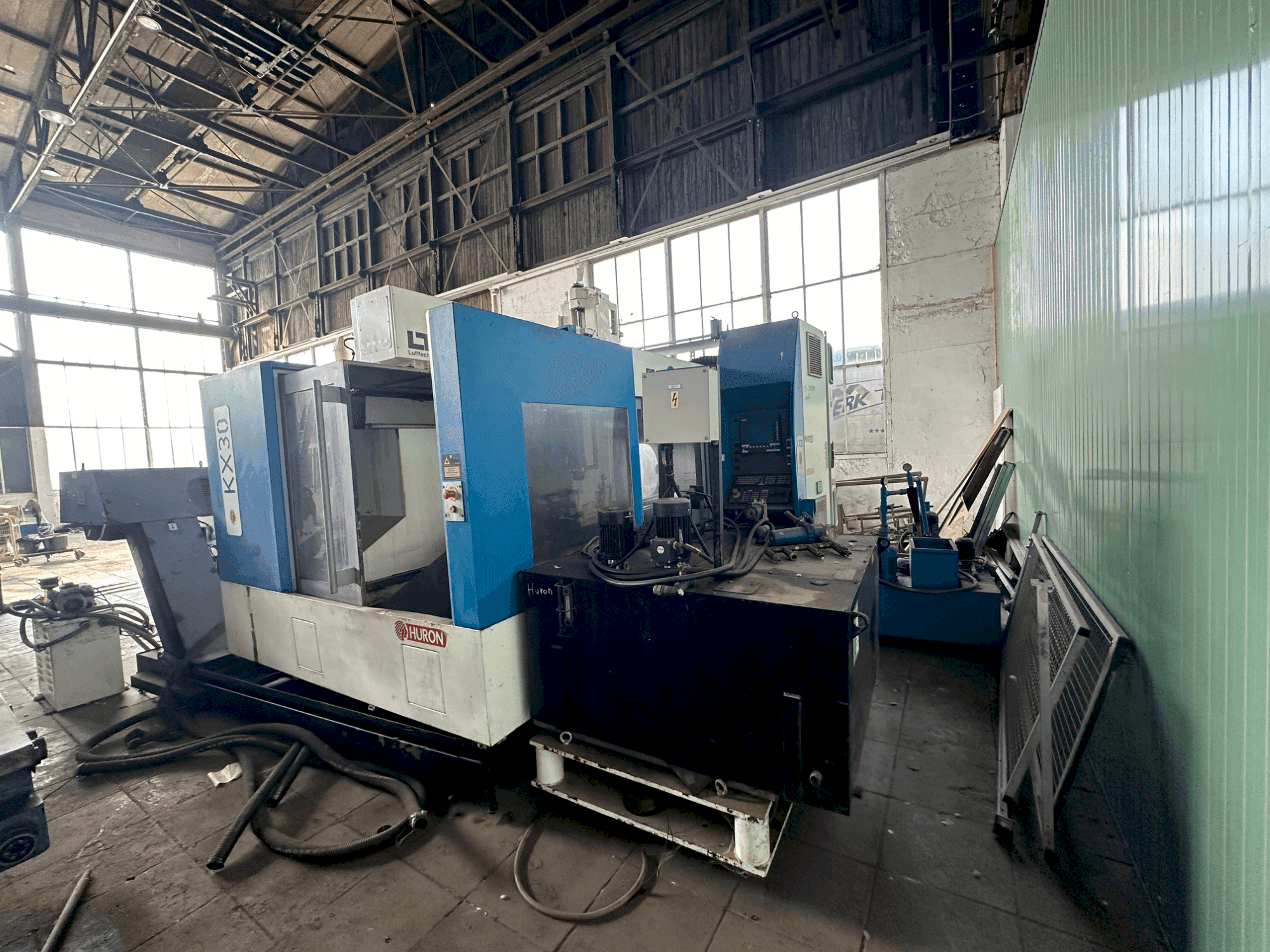 Vue de face de la machine Huron KX30