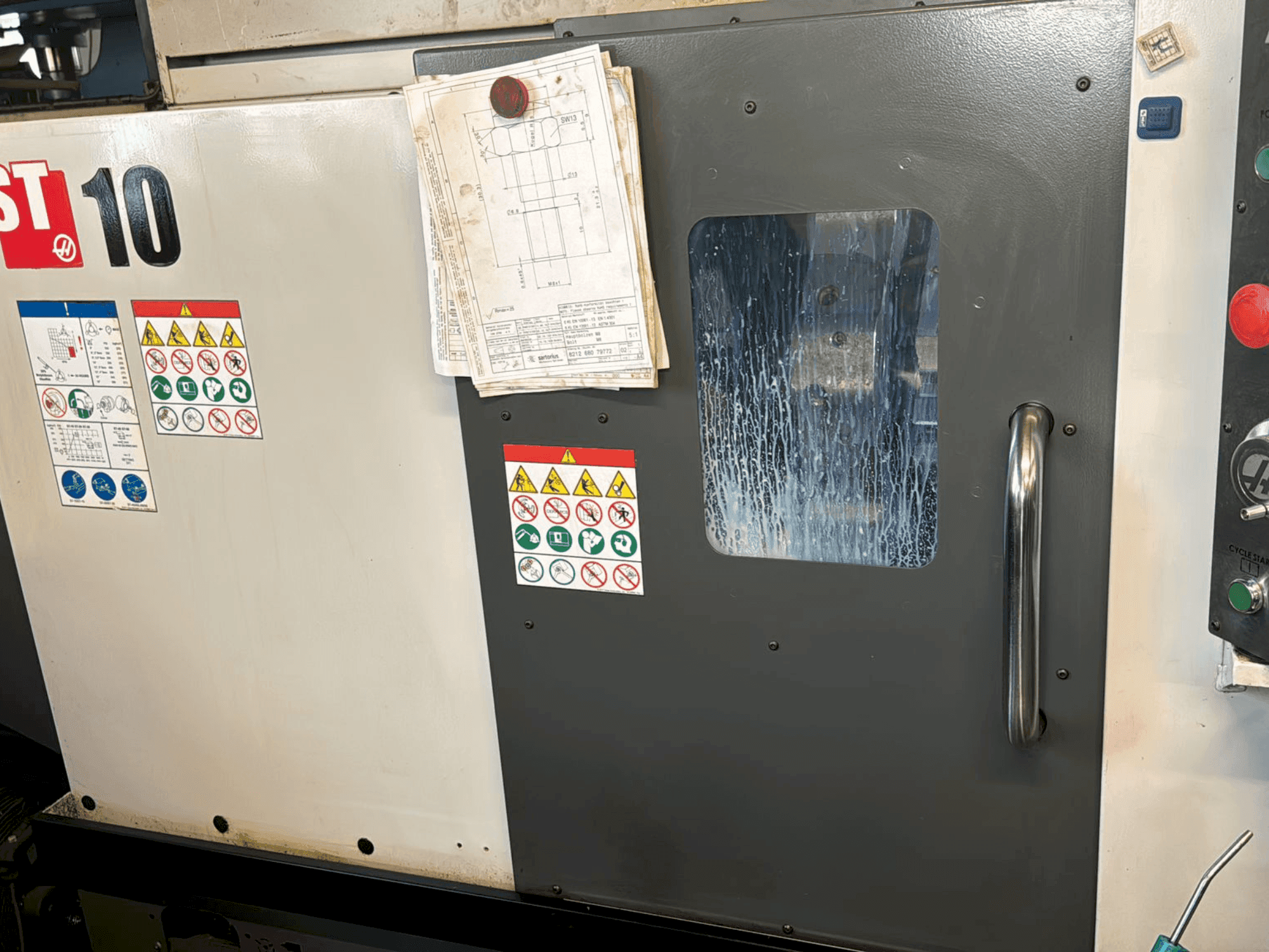 Vue de face de la machine HAAS ST-10