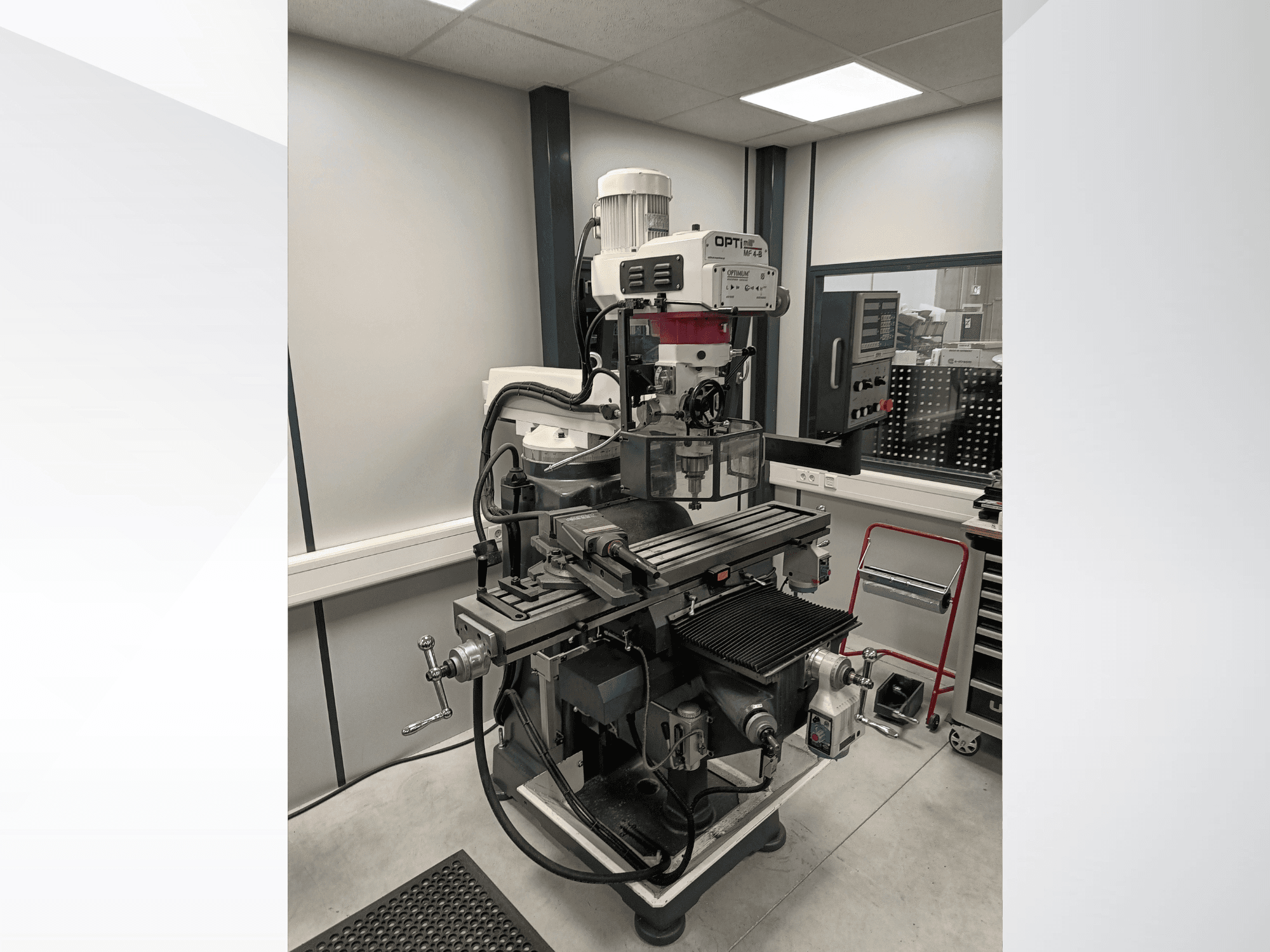 Centre d'usinage vertical Optimum MF 4-B vu de profil, présentant en détail la table de travail, le panneau de commande et le moteur.