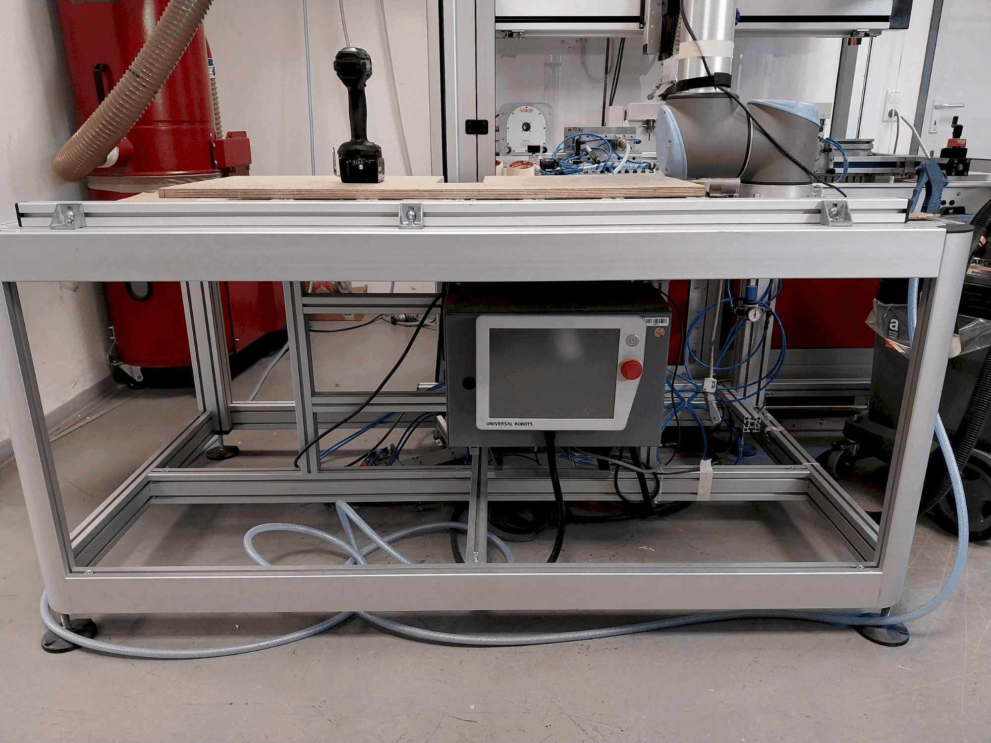 Vue de face de la machine Universal Robots UR10 CB