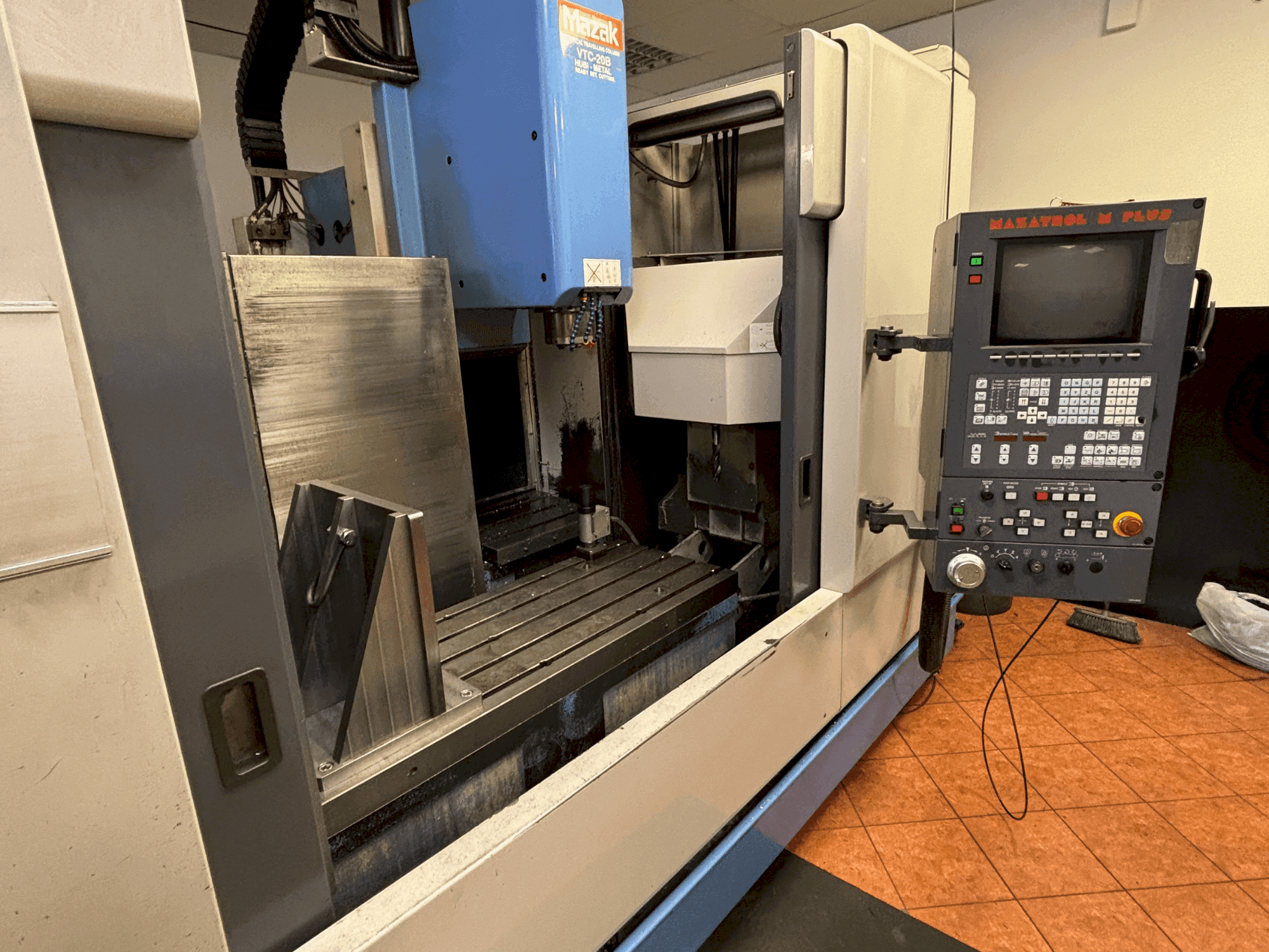 Vue de face de la machine Mazak VTC-20B
