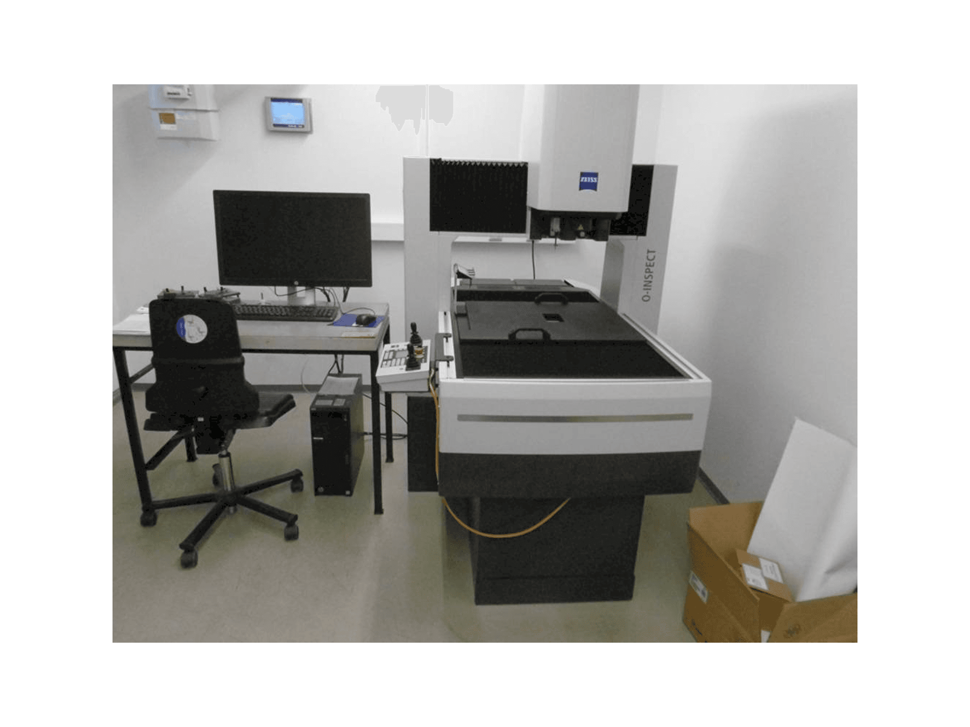 Vue de face de la machine ZEISS O-Inspect 543