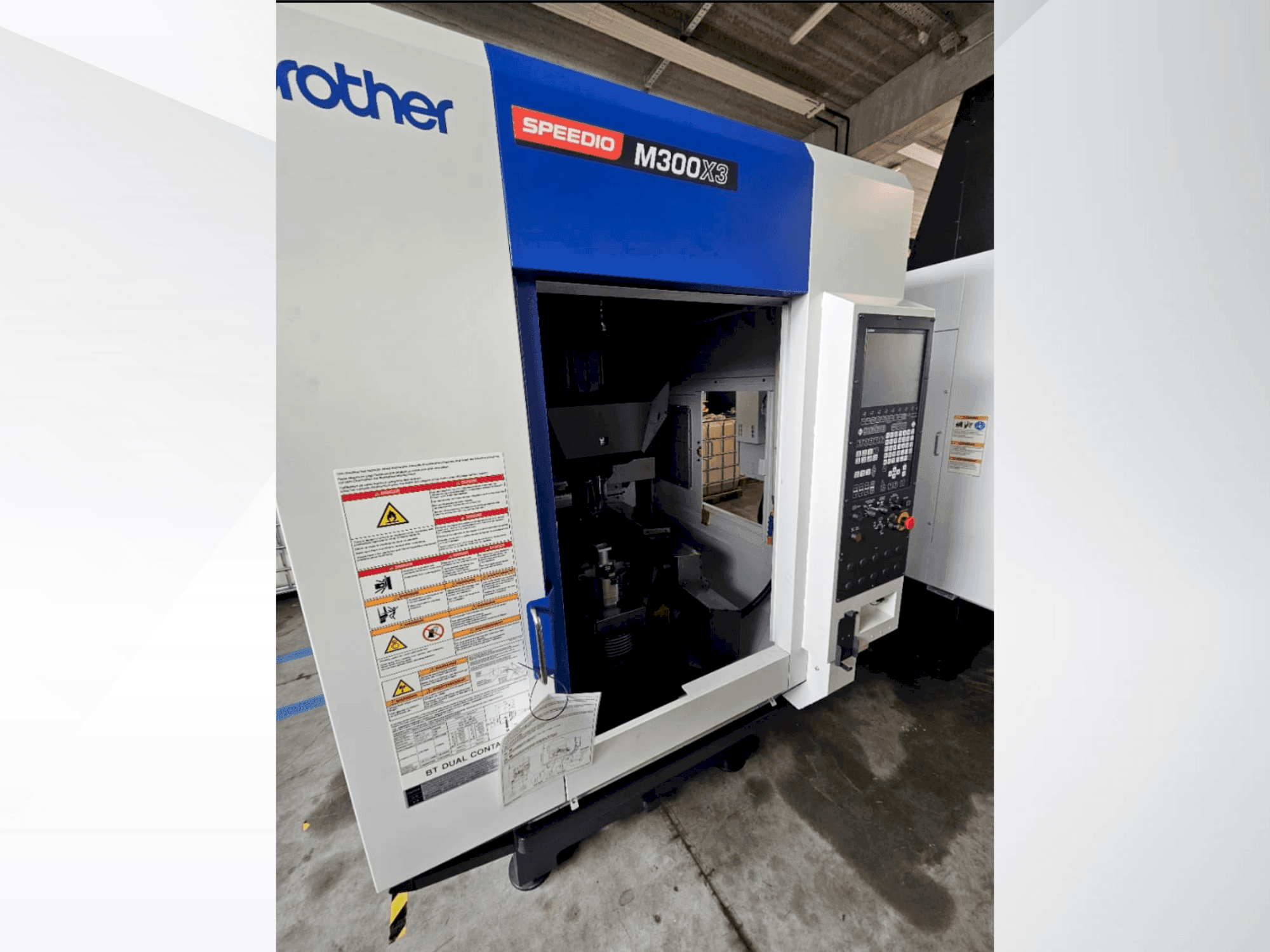 Vue de face de la machine Brother Speedio M 300 X3