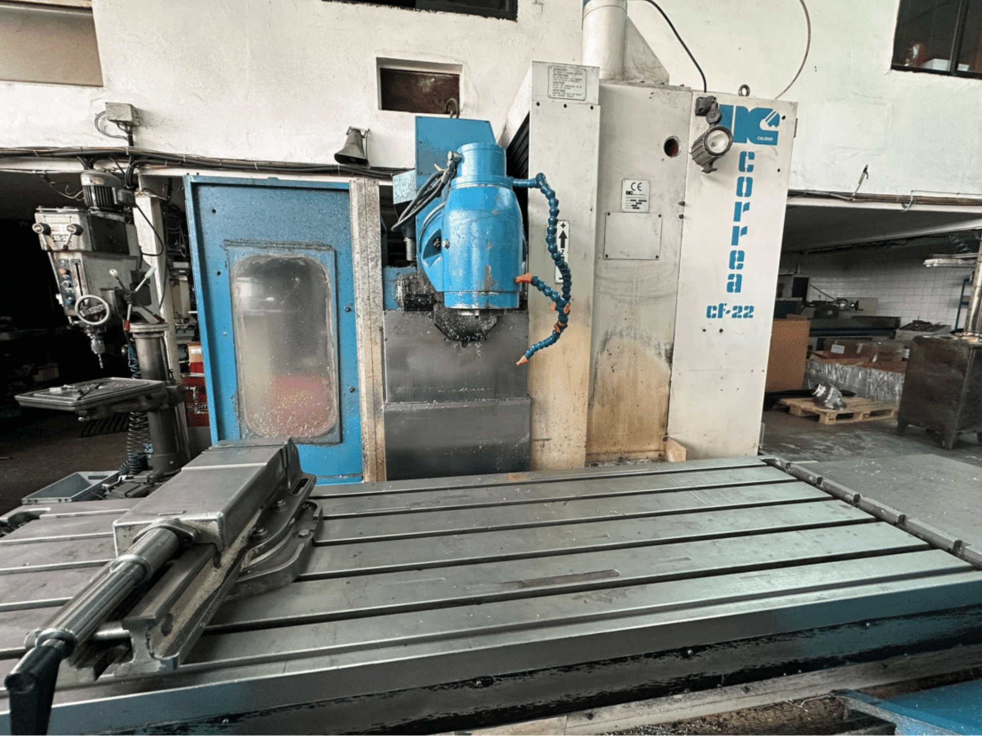 Fraiseuse Correa CF-22, vue de face ; comprend une table de travail en métal et un panneau de commande bleu et blanc avec des boutons.