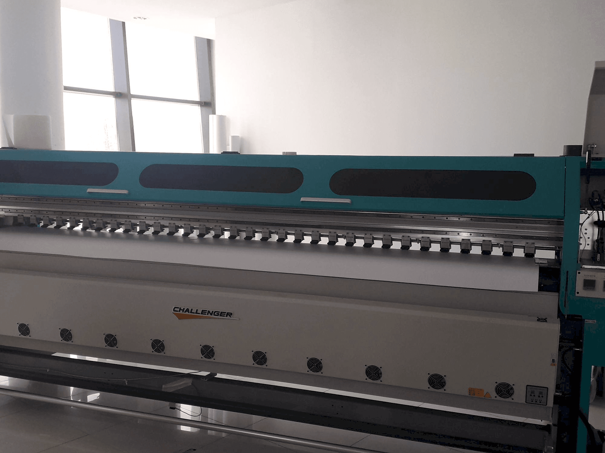 Vue de face de la machine Challenger FY-3200AT Plus-H4