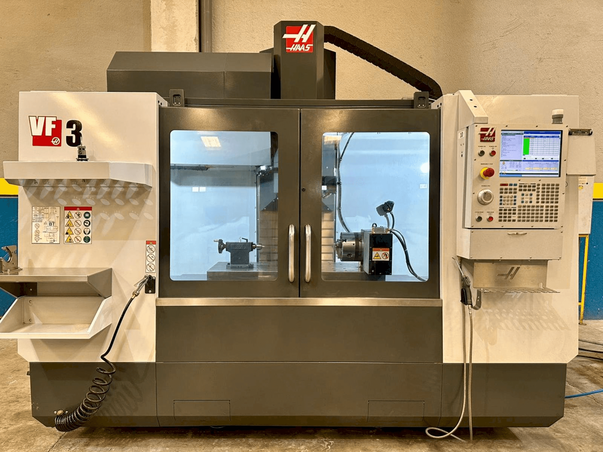 Vue de face de la machine HAAS VF-3