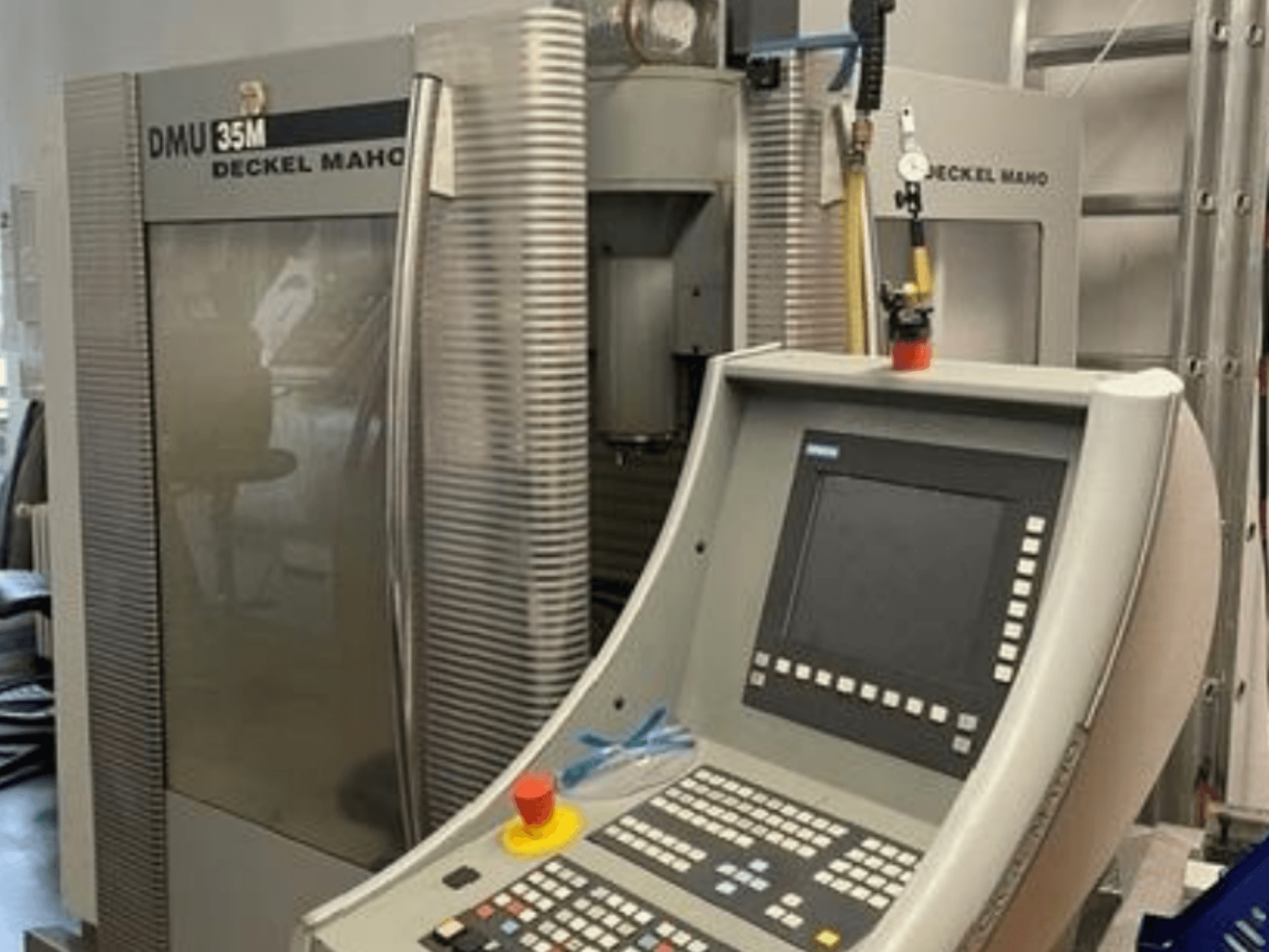 Vue de face du centre d'usinage universel DECKEL MAHO DMU 35M, montrant le panneau de commande et les détails de la machine.