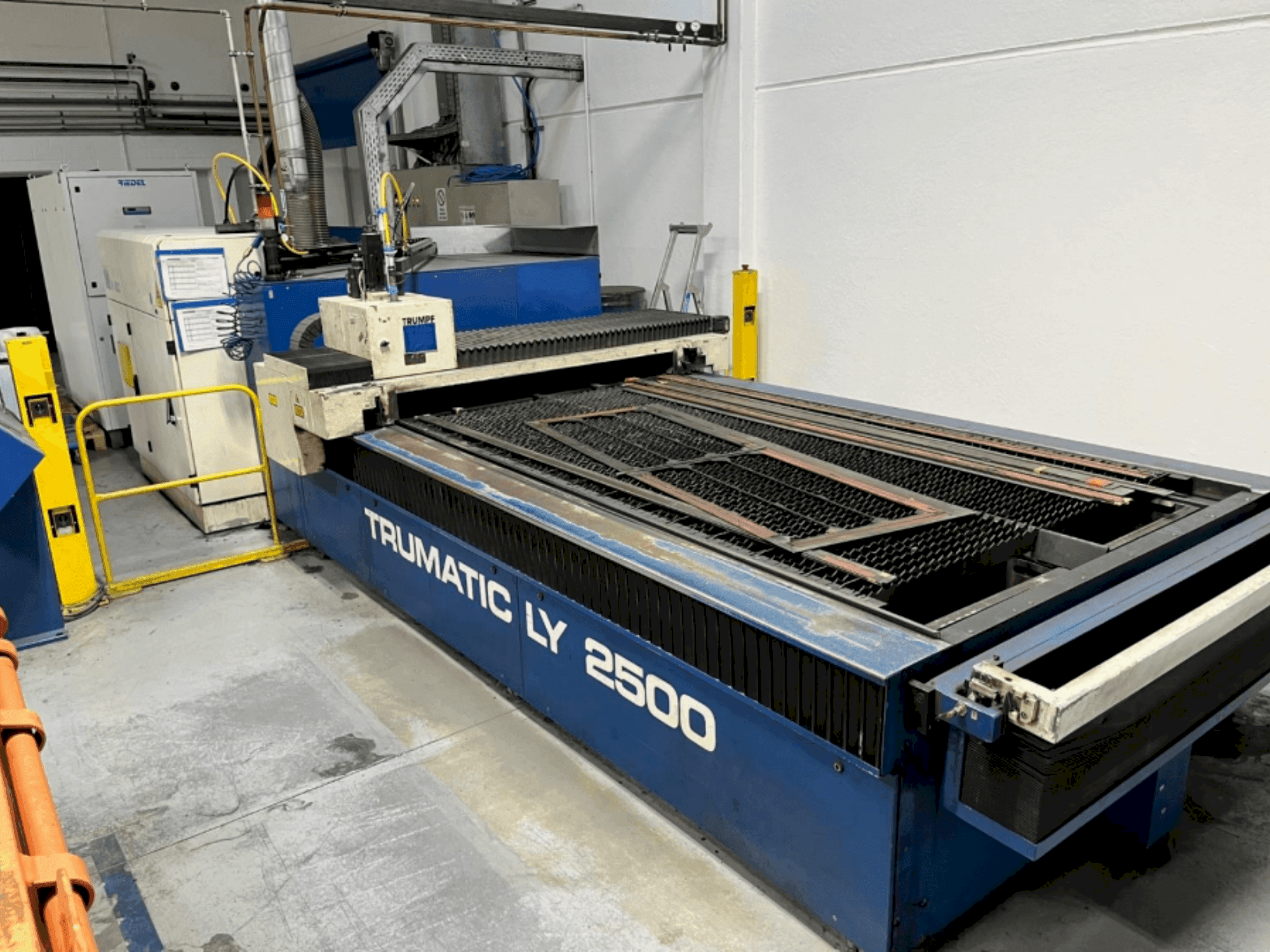 Vue de face de la machine TRUMPF Trumatic LY2500