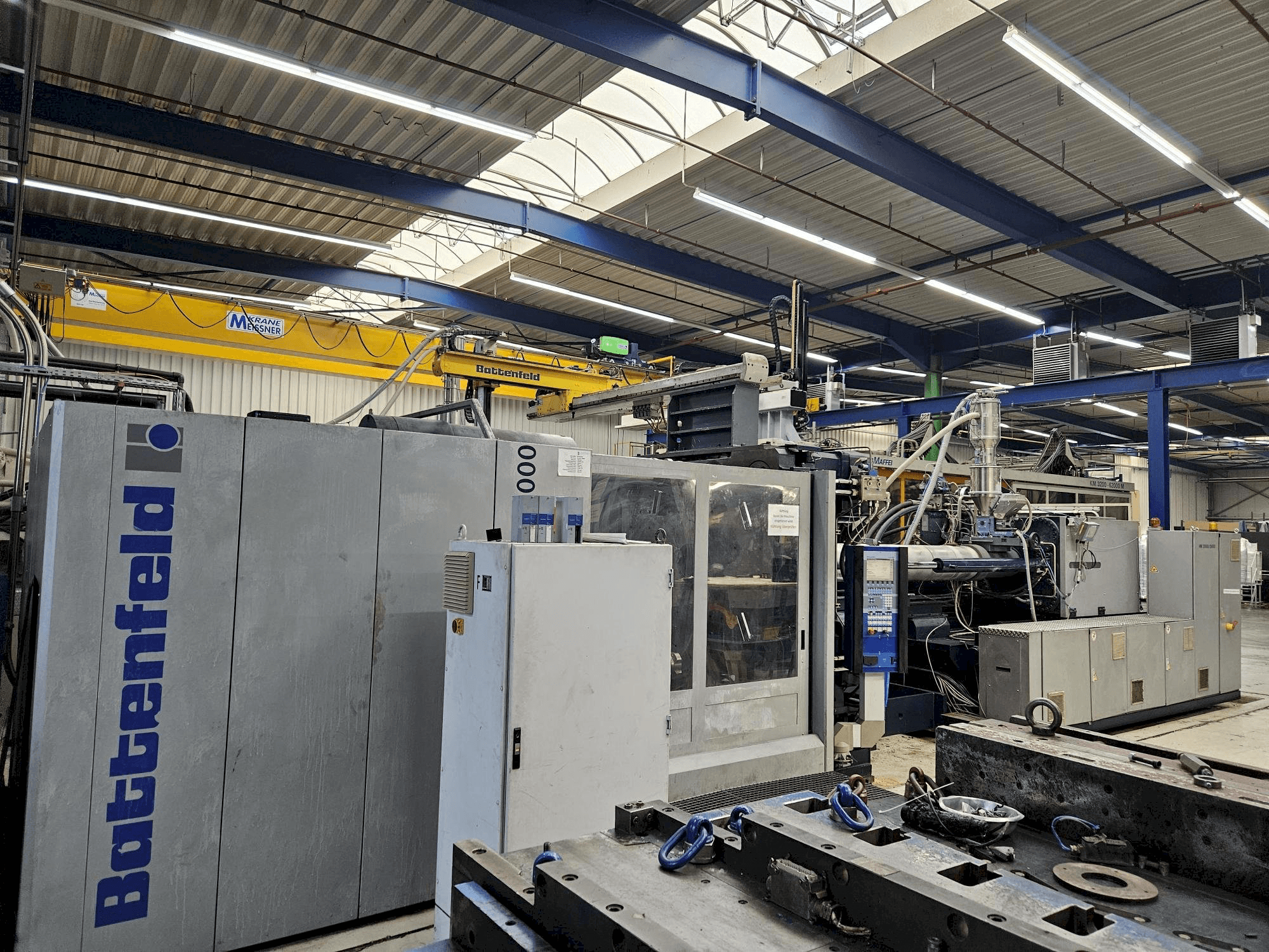 Vue de face de la machine Battenfeld HM 10000