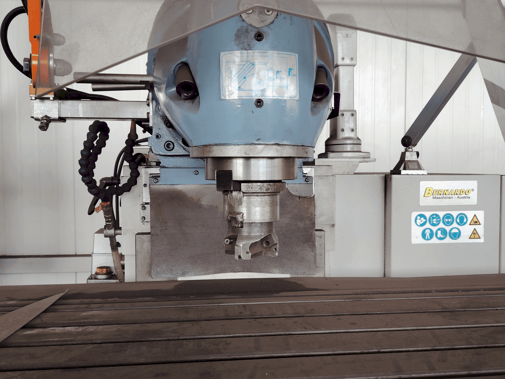 Vue de face de la machine Bernardo Variomill FU 2000E Servo